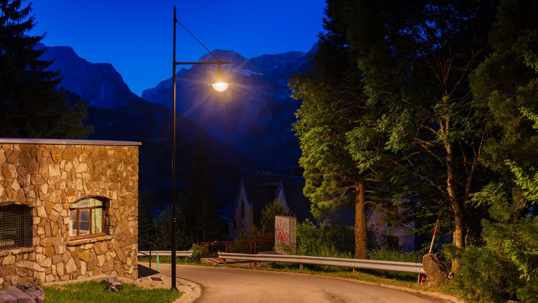 Sistema de iluminación con materiales aislantes totalmente inmunes a las descargas electrostáticas (ESD), un factor clave en la alta montaña. ATP ILUMINACIÓN