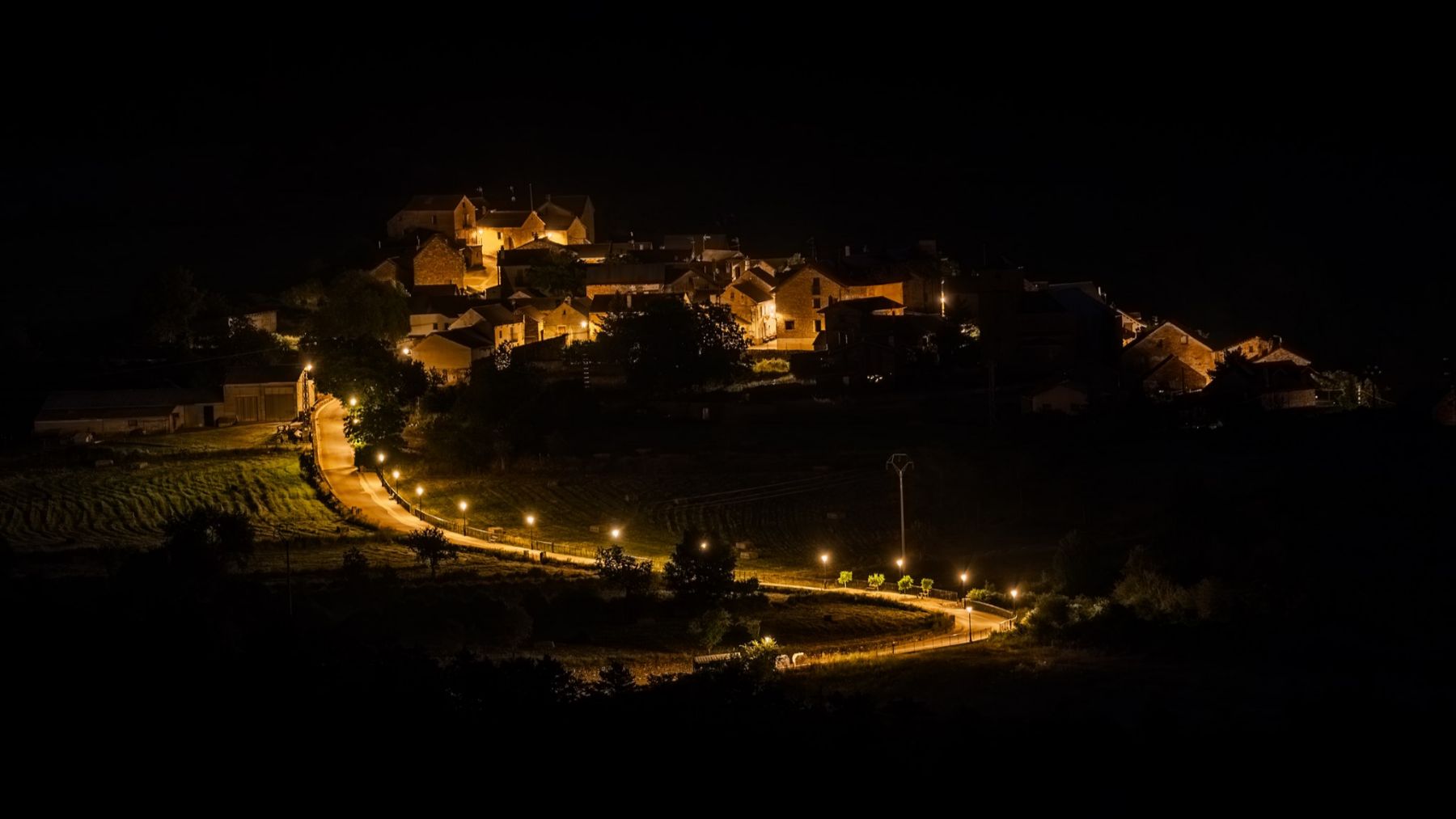 Camino de acceso a Esposa iluminado con tecnología LED de ATP, garantizando seguridad y eficiencia energética. ATP ILUMINACIÓN