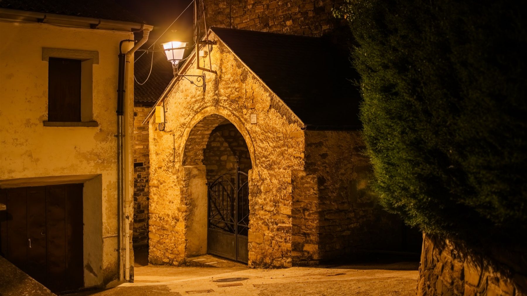 Luminarias LED de ATP en Esposa, de diseño clásico, en armonía con la arquitectura local y libres de mantenimiento. ATP ILUMINACIÓN