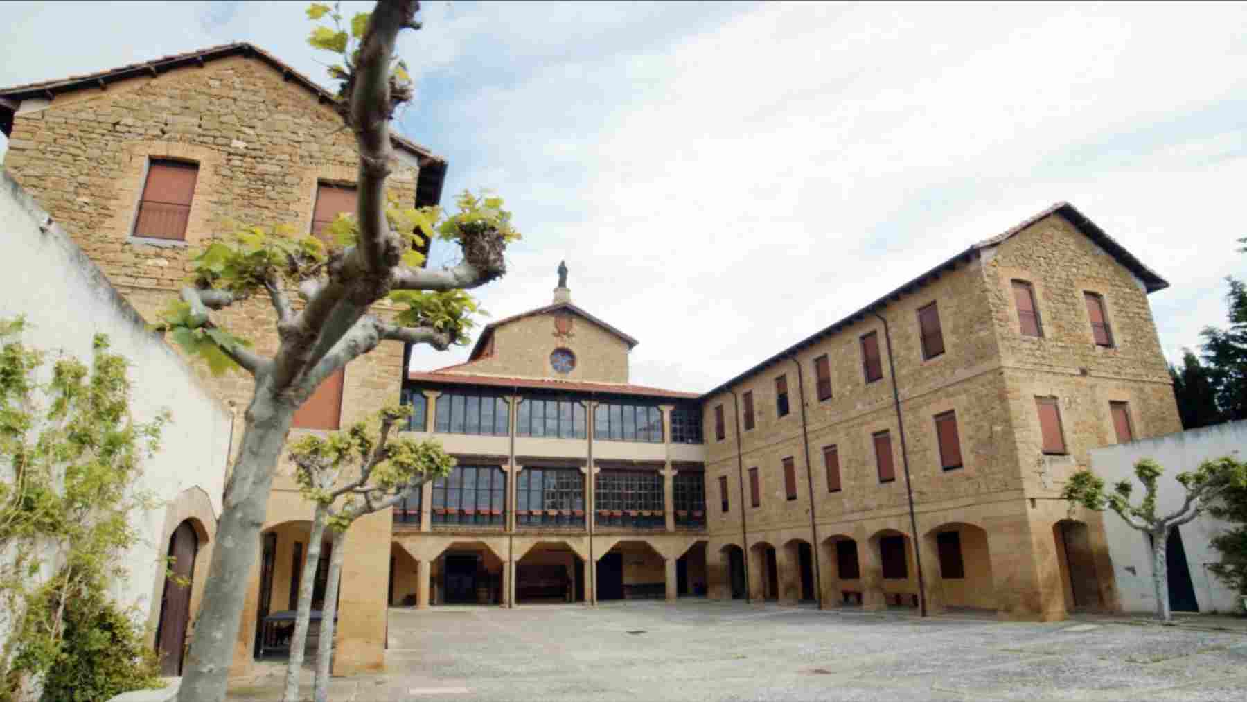 Sale a la venta un palacio medieval en Navarra que fue residencia de reyes y hoy es un gran albergue rural