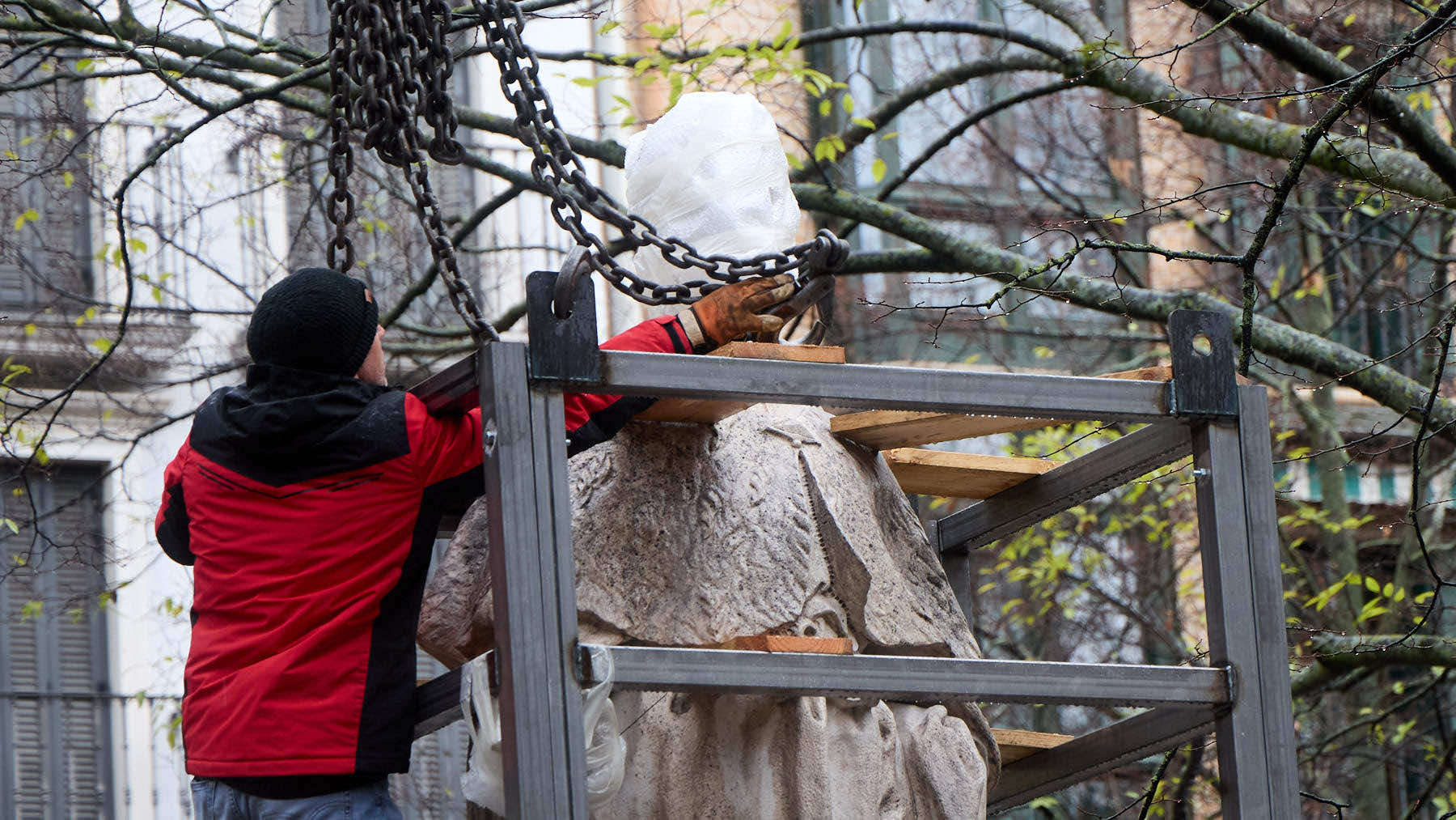 Comienza el traslado de las primeras estatuas de los Reyes de Navarra del Paseo de Sarasate. IÑIGO ALZUGARAY