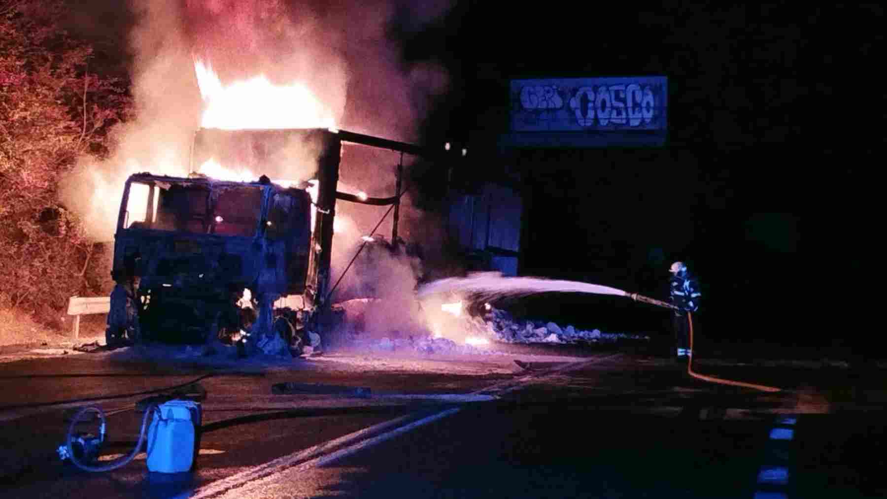 Un incendio en un camión obliga a cortar una importante carretera de navarra y complica el tráfico en la zona