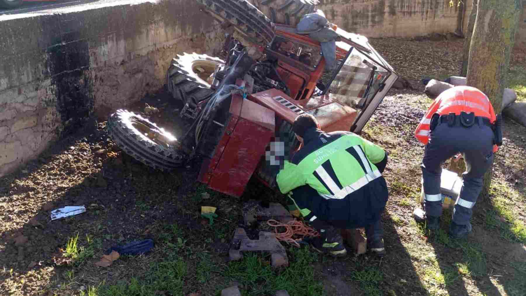 Muere el navarro que quedó atrapado bajo su tractor tras volcar este viernes en Cáseda