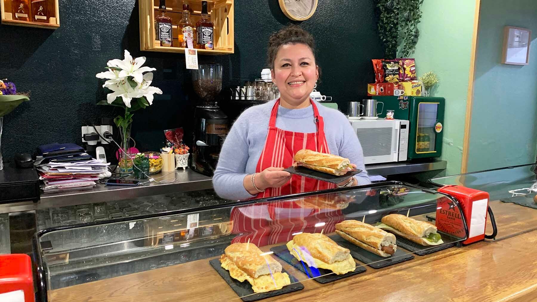 Soltera y con tres hijos en Pamplona saca adelante un bar de barrio con sus pinchos y empanadas