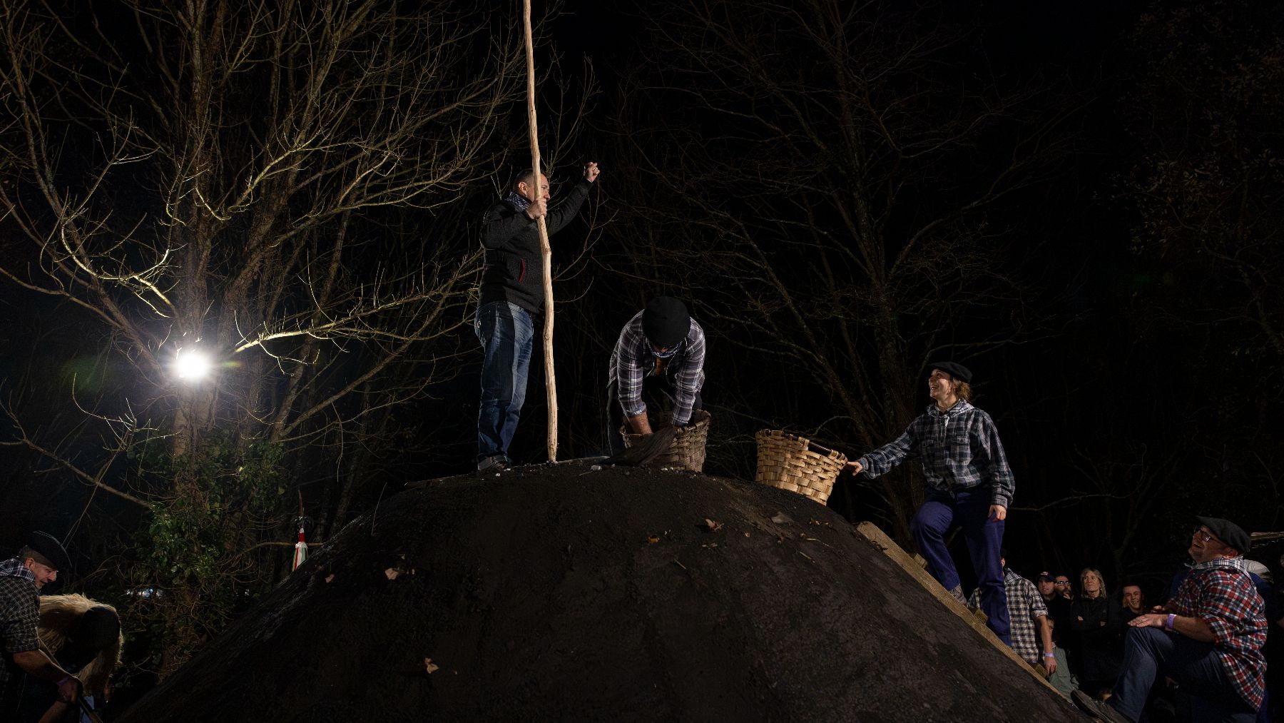 Encienden una de las últimas carboneras en Navarra con un ritual muy especial