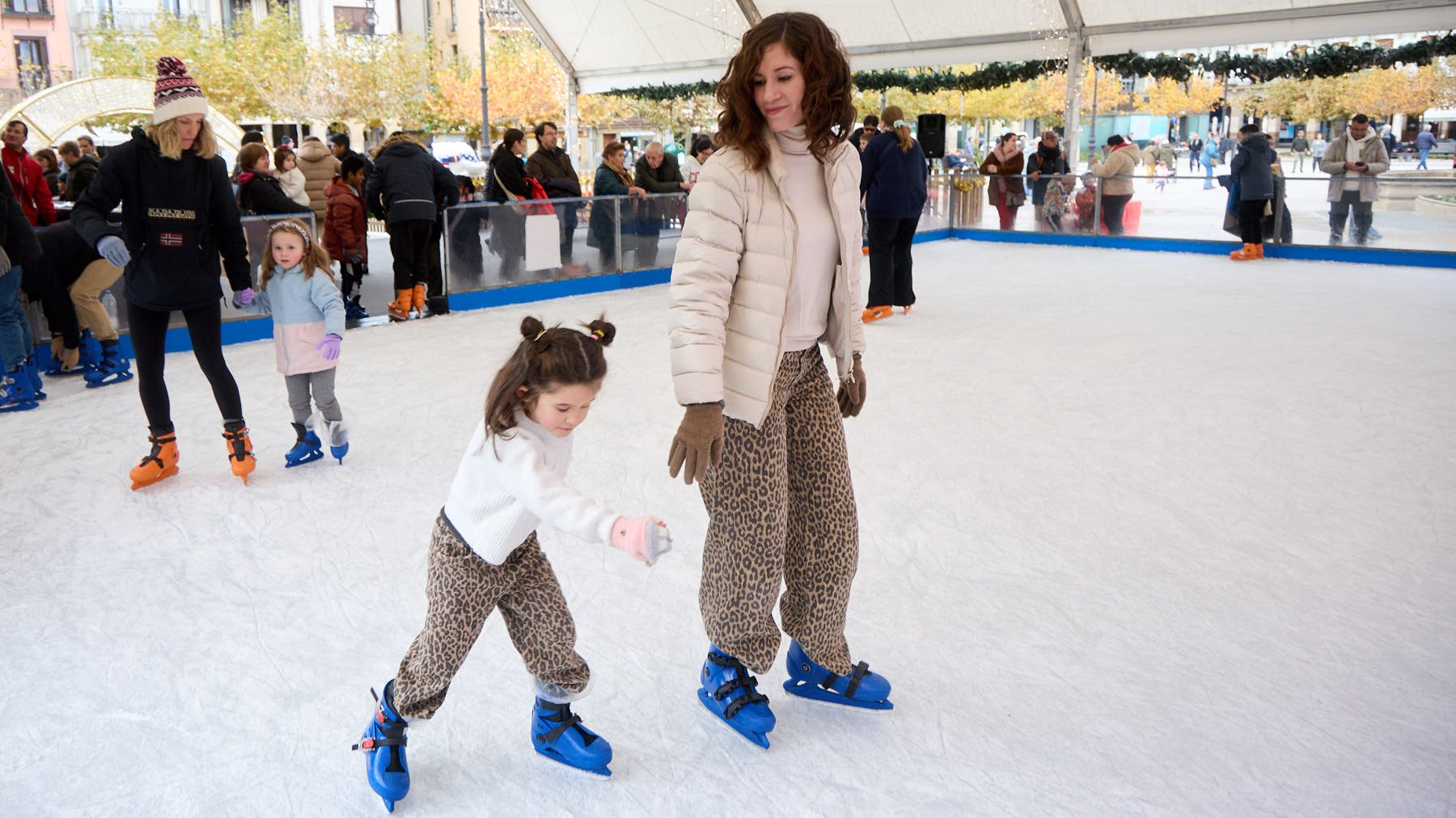 Pista de Hielo en la Plaza del Castillo de Pamplona. IÑIGO ALZUGARAY
