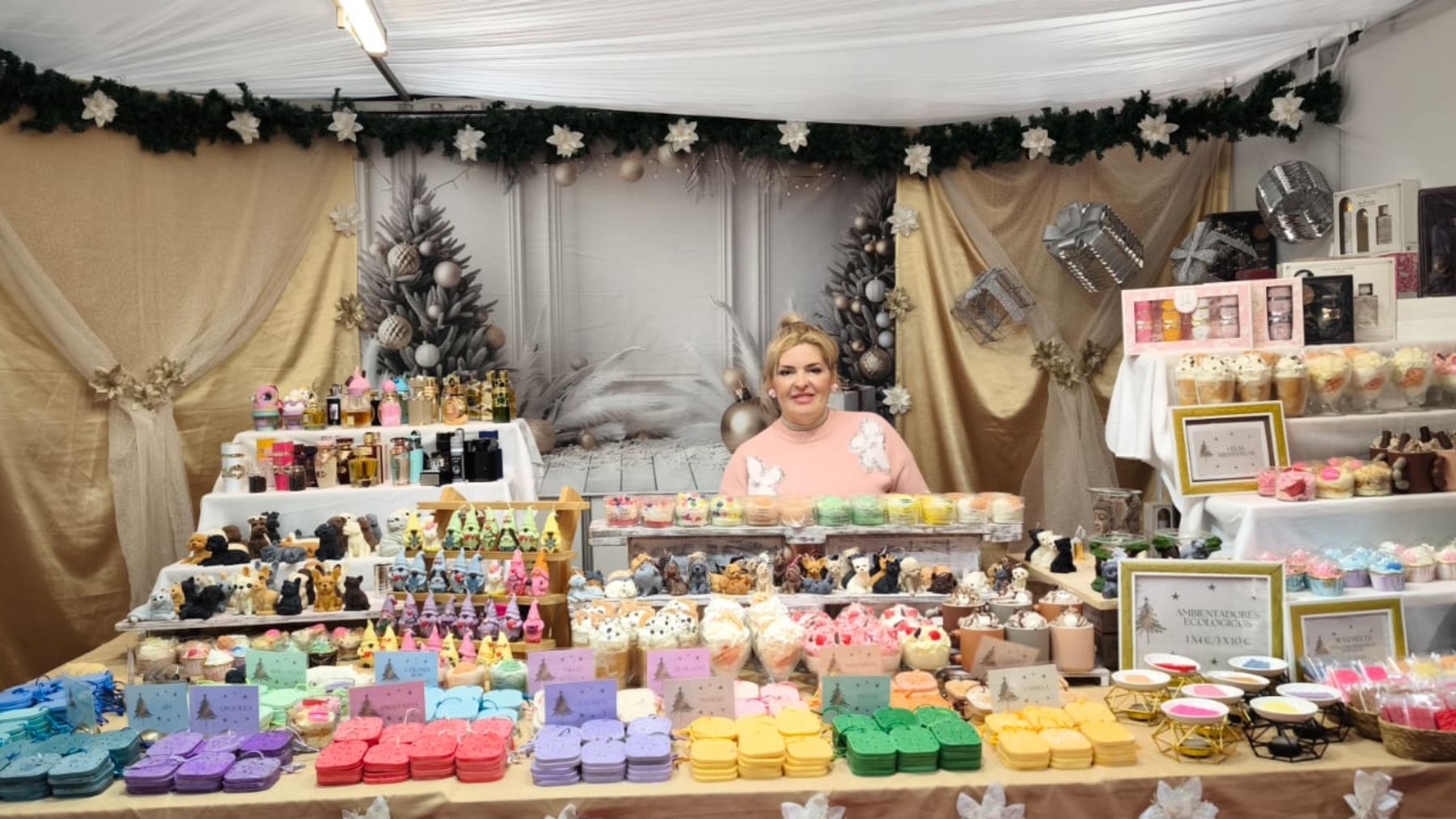 Velas con forma de postre y olores dulces: el rincón más aromático de la Feria de Navidad de Pamplona