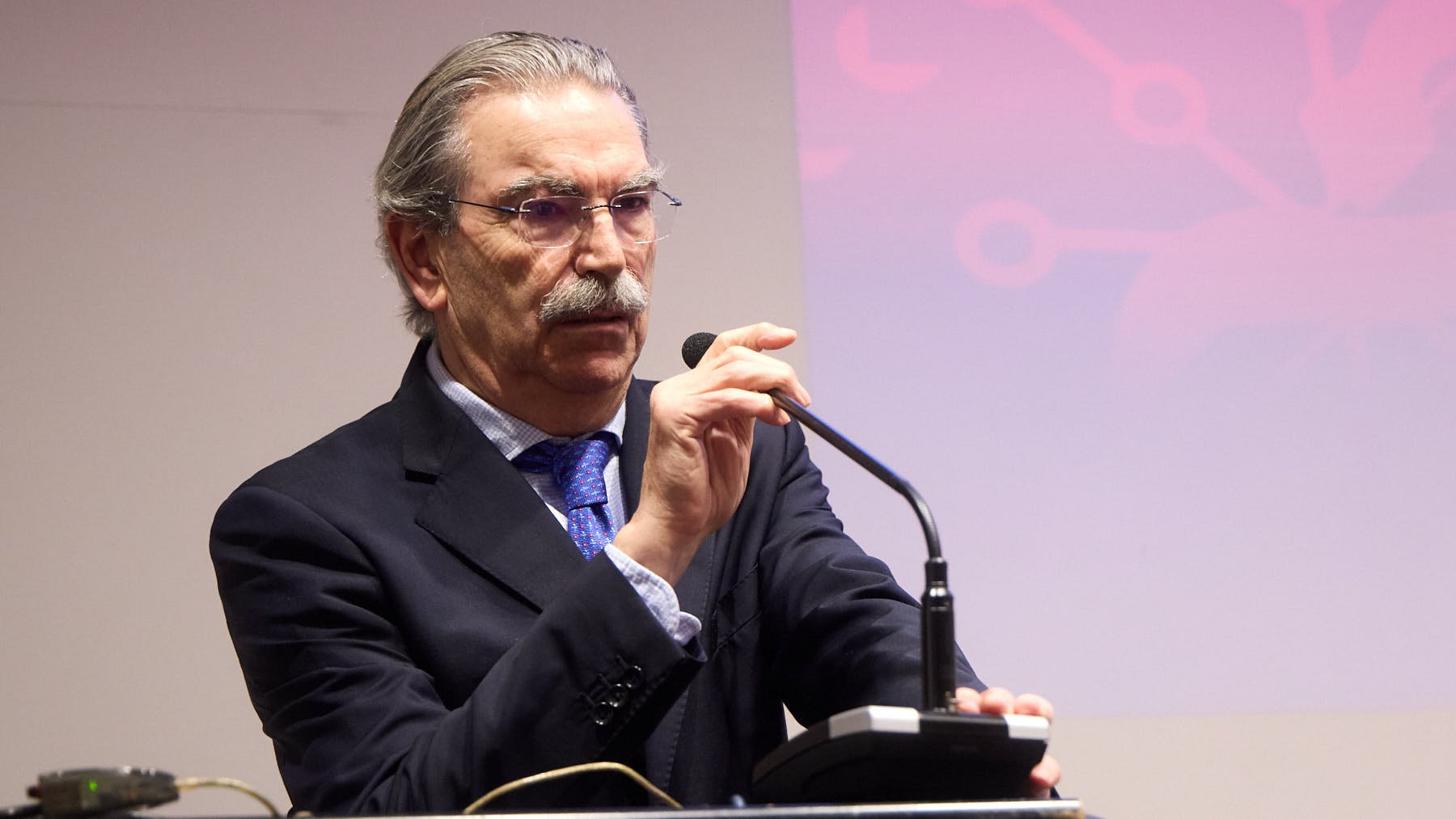 Los médicos homenajeados en Navarra protagonizan una ceremonia emotiva que reúne a varias generaciones