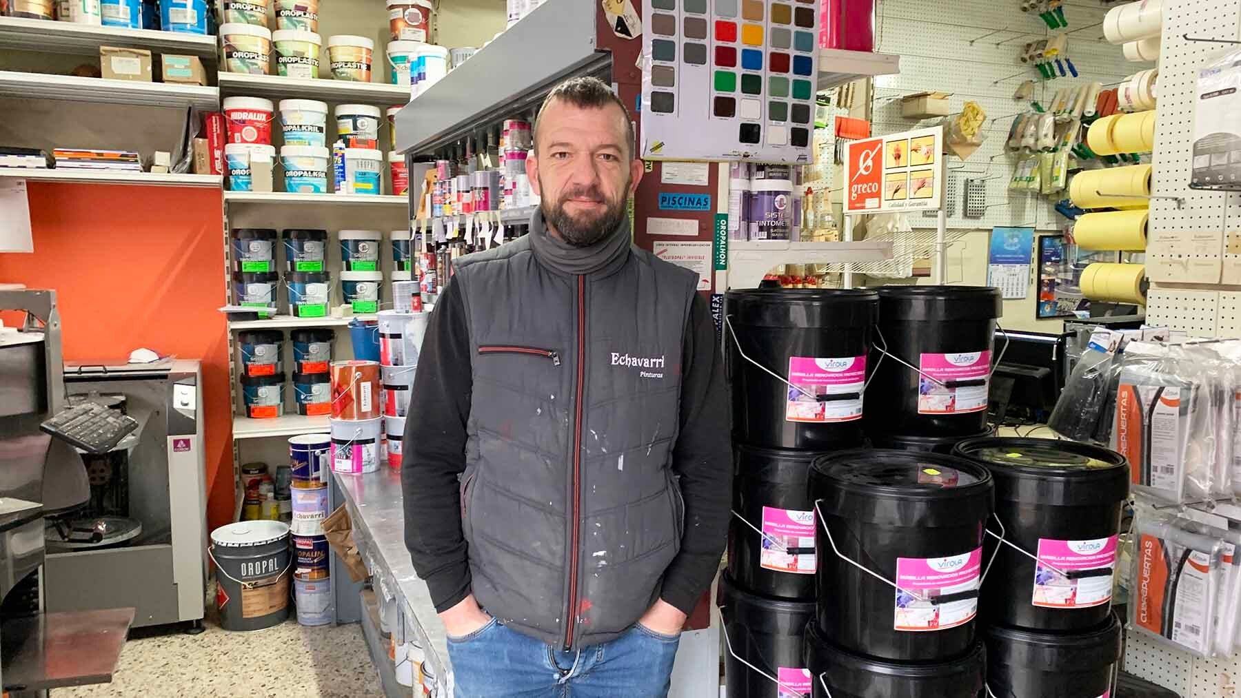 Gorka, el pamplonés que lleva más de 25 años en la tienda de barrio que abrió su padre