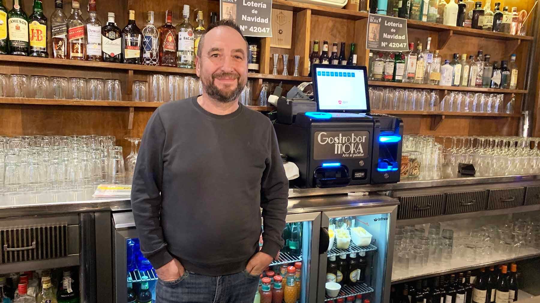 El pamplonés que cumple doce años en su bar de pinchos y comida casera: “Lo que más nos piden es callos y manitas”