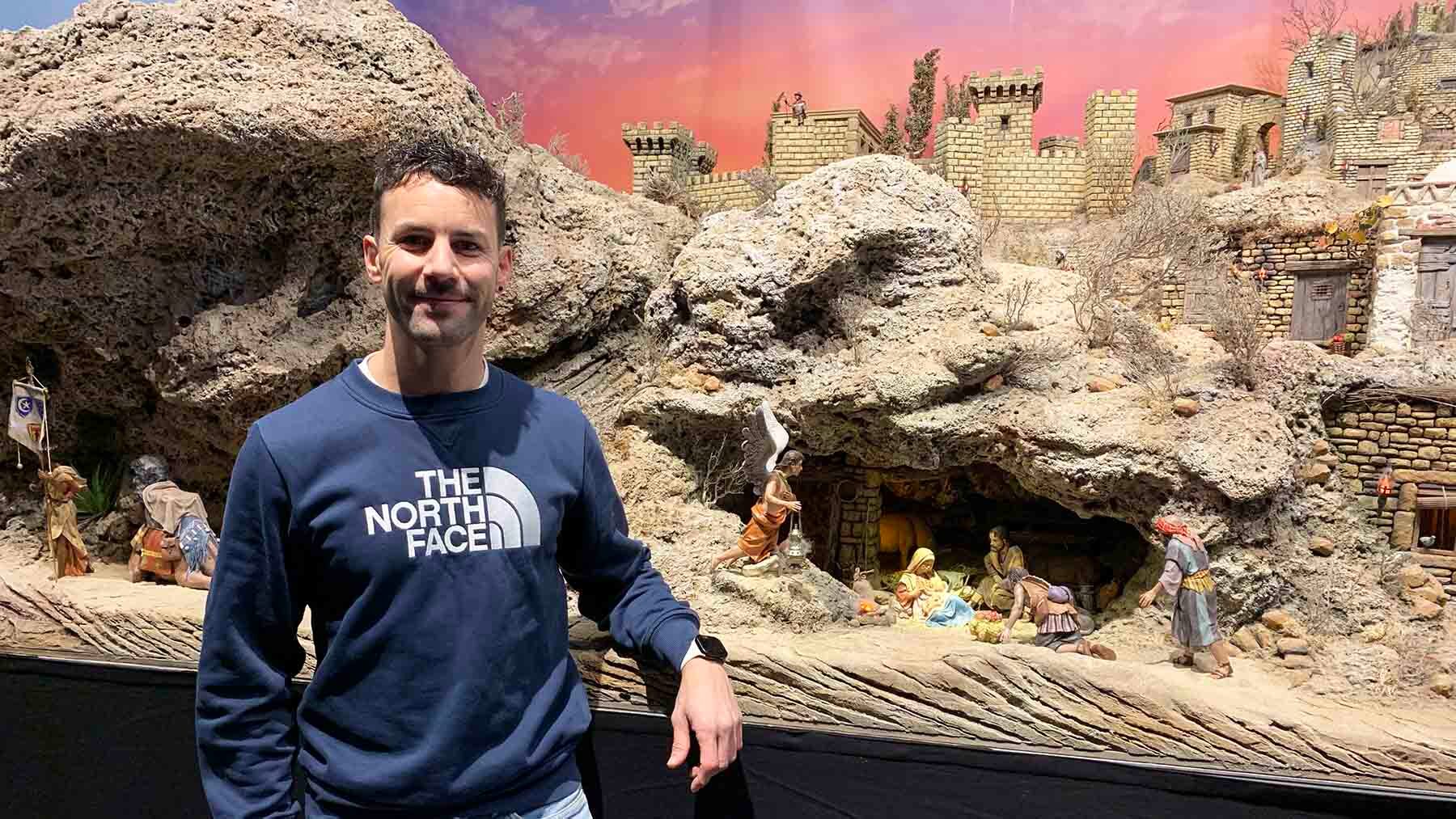 El concejal de Villava Richard García junto al Belén Monumental expuesto en su pueblo. Navarra.com