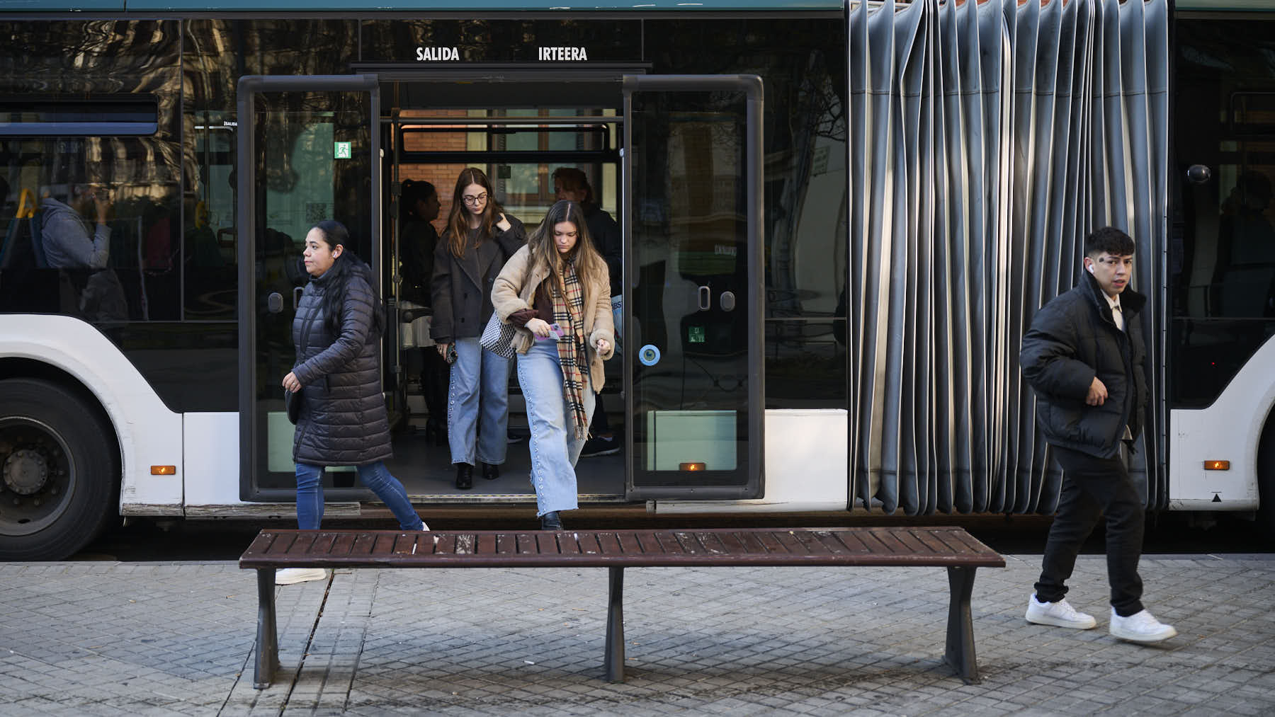 Cambios en dos líneas de villavesa muy utilizadas tras meses de tensión en el servicio