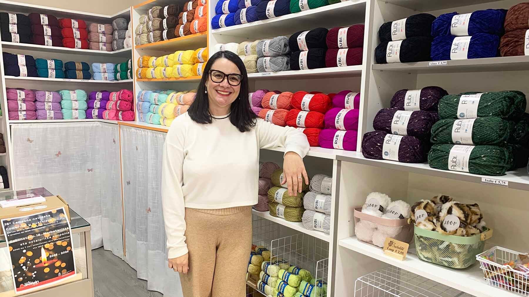 Bruna, la brasileña que abre una tienda de lanas y complementos muy cerca de Pamplona