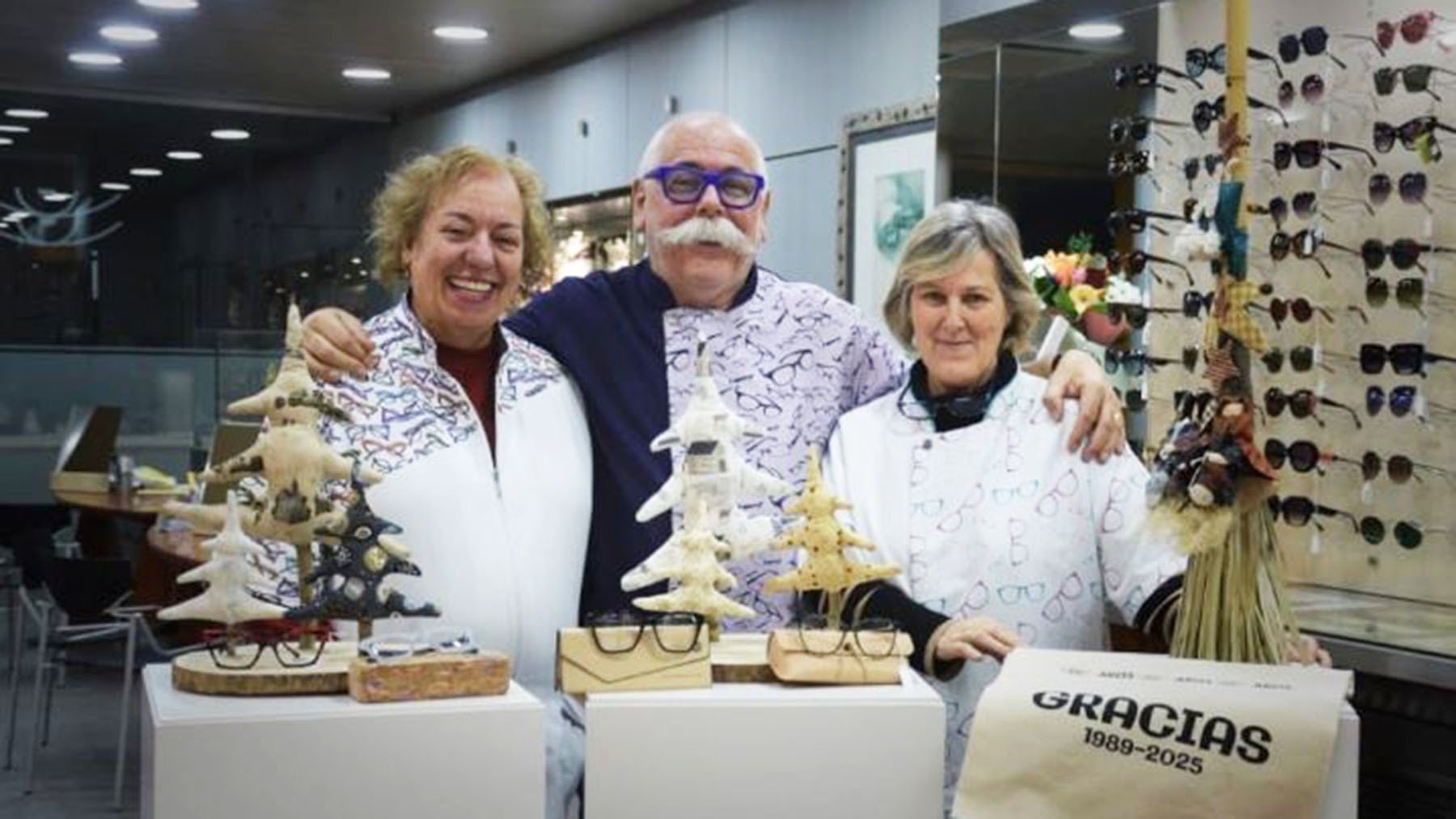 La óptica de un pueblo de Navarra que cierra en Navidad después de 36 años: “Es como si fuera un hijo”