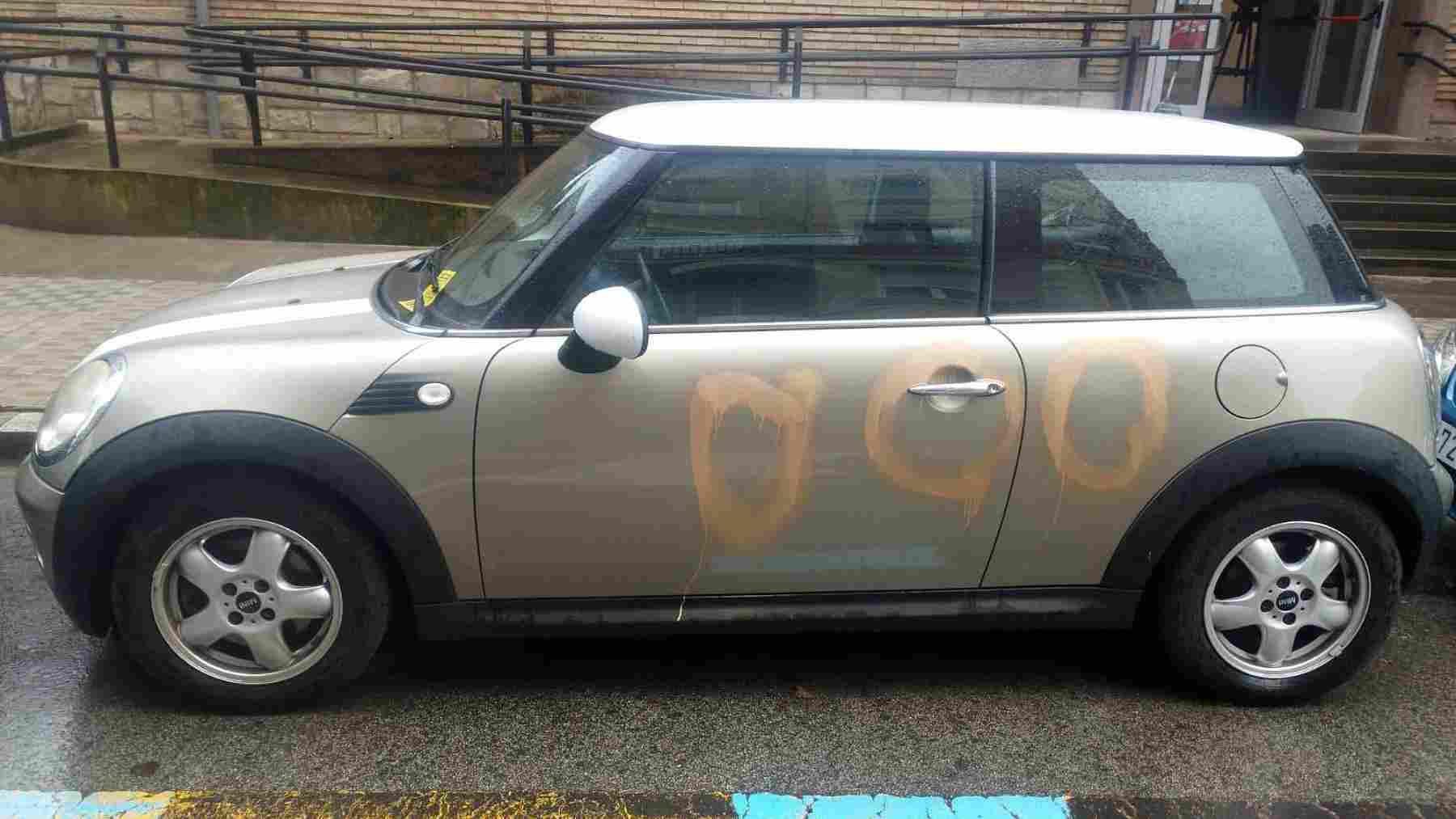 Pintadas en el coche de Uxue Barkos en Pamplona: Geroa Bai lo denuncia y pide frenar la intimidación
