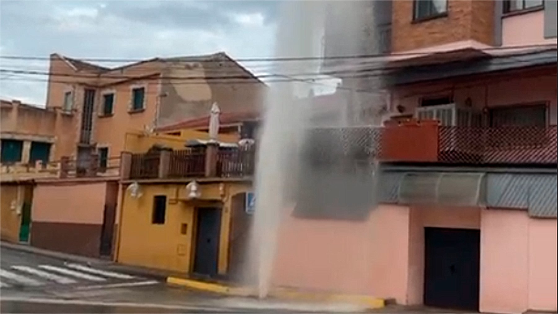 Los vecinos de un pueblo de Navarra se quedan sin agua toda la noche por la rotura de una toma de incendios
