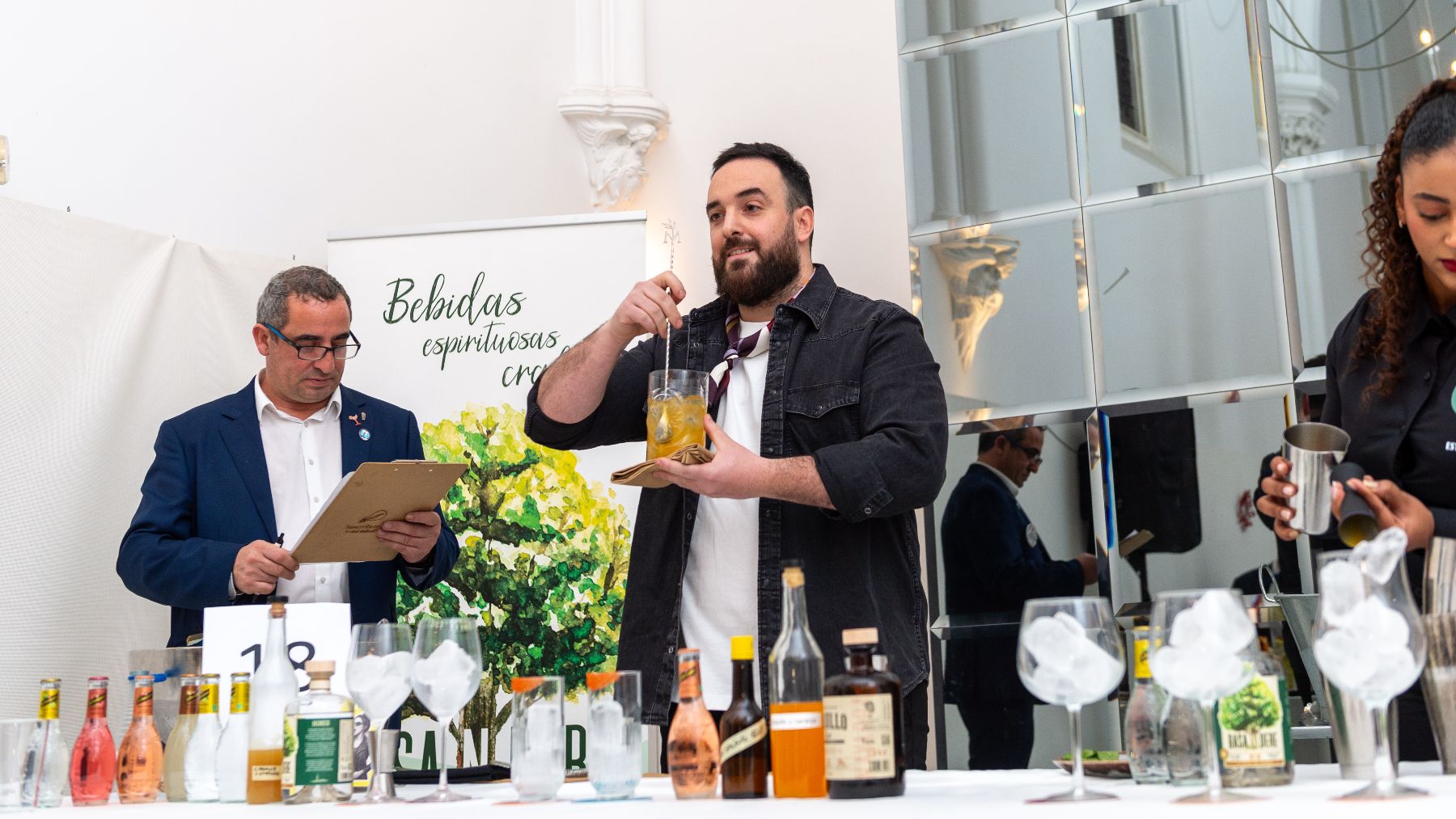 Un cóctel con sabor a pimiento del piquillo corona a un tudelano como mejor 'bartender' de Navarra