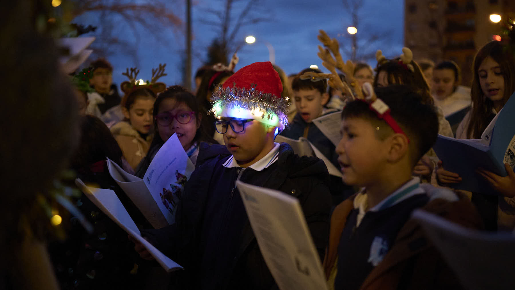 Ronda de Villancicos del colegio Sant&iacute;simo Sacramento por las calles de Iturrama. PABLO LASAOSA