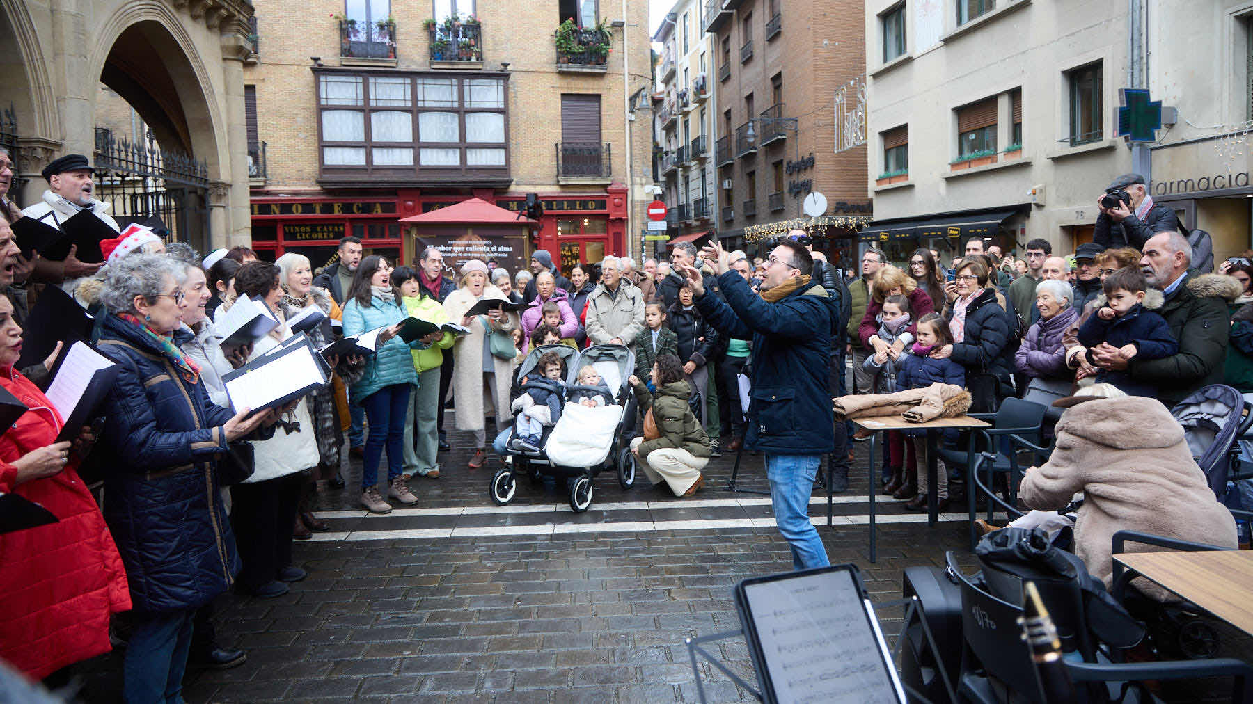 Miniconcierto con repertorio navide&ntilde;o del coro y solistas de la Asociaci&oacute;n Gayarre de Amigos de la &Oacute;pera (AGAO) en la plaza de San Nicol&aacute;s de Pamplona. I&Ntilde;IGO ALZUGARAY