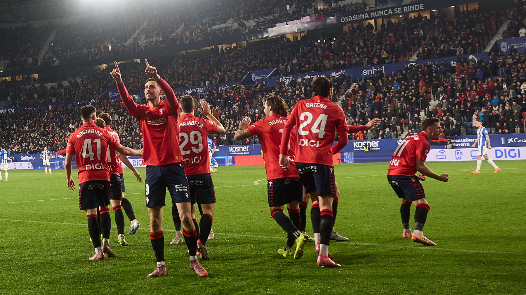 Los jugadores de Osasuna celebran el gol de Ra&uacute;l Garc&iacute;a (3-0) durante el partido de La Liga EA Sports entre CA Osasuna y Deportivo Alav&eacute;s disputado en el estadio de El Sadar en Pamplona. I&Ntilde;IGO ALZUGARAY