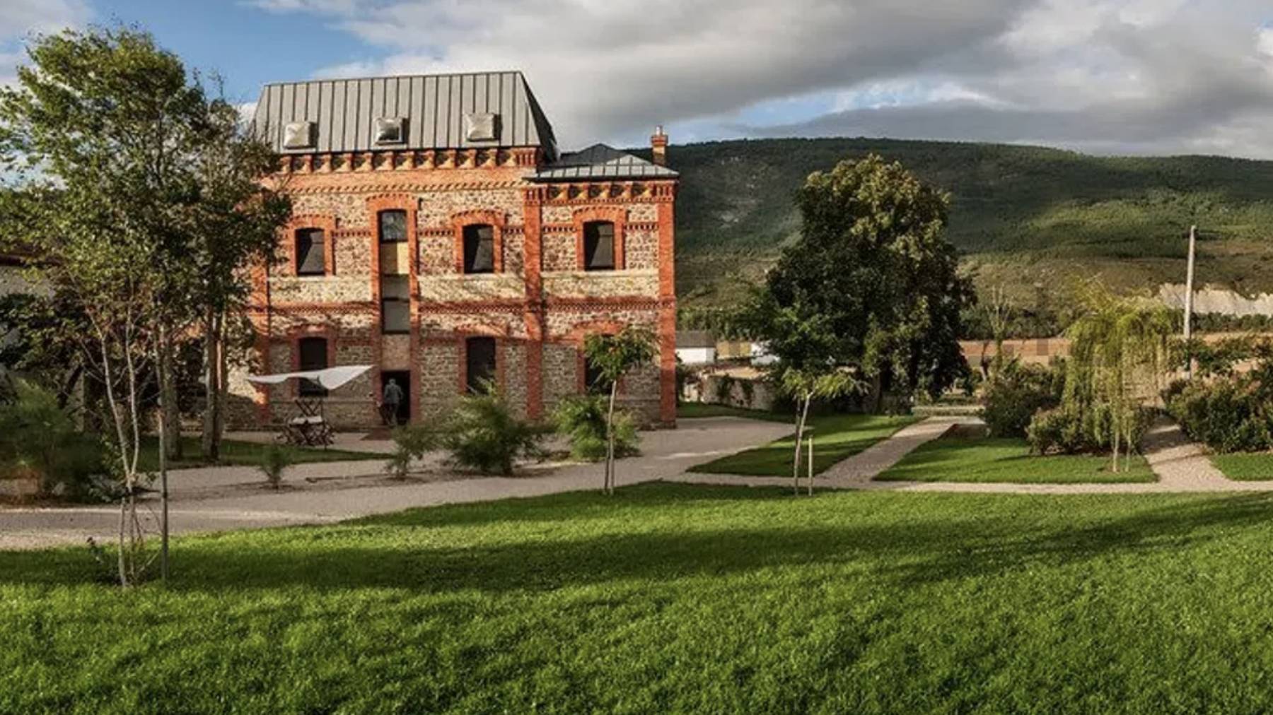 Villa Clementina, el palacete que se vende en Murillo de Lónguida. IDEALISTA