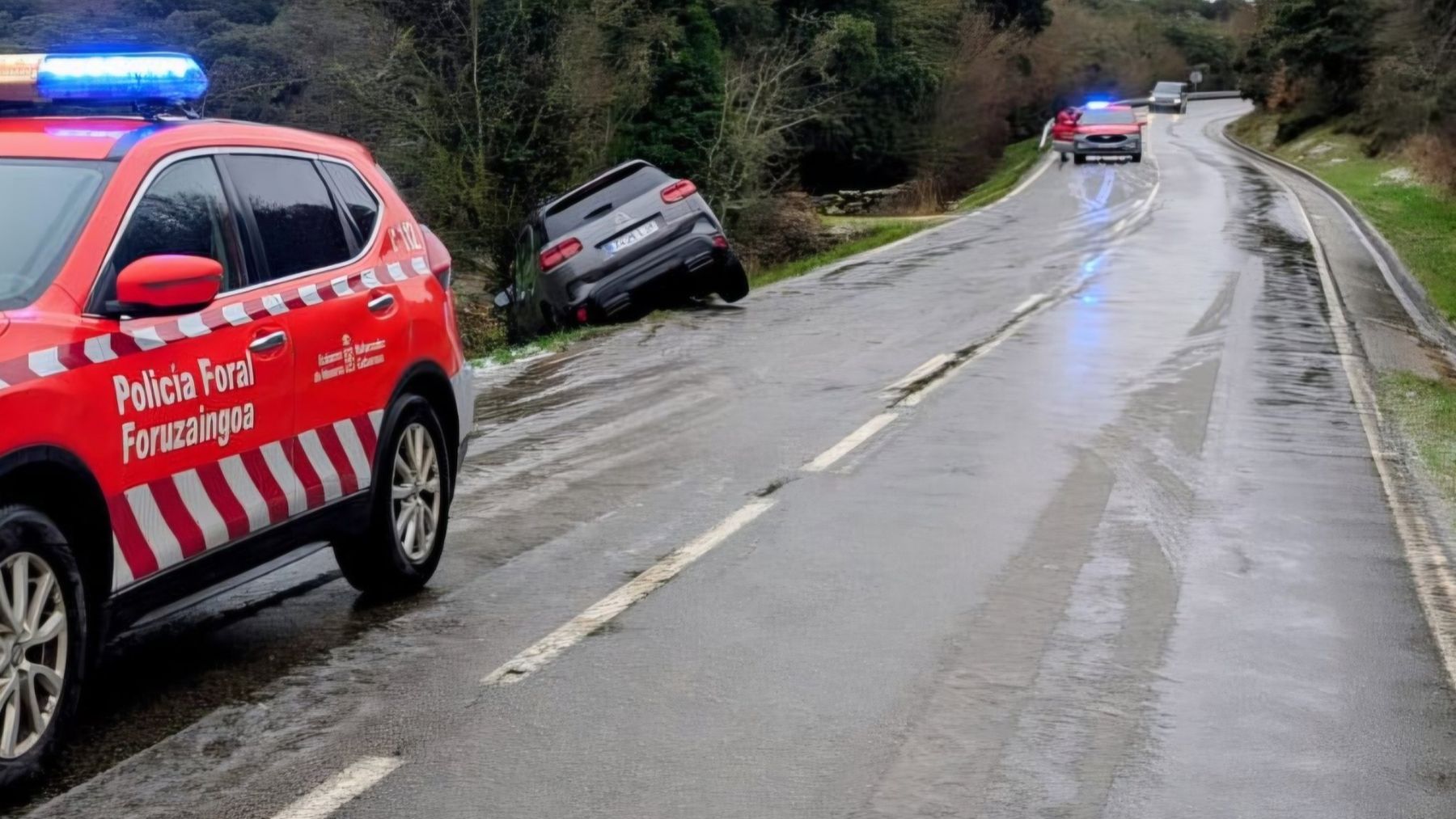 Chocan contra un árbol en Navarra: un padre y su hijo de 10 años resultan heridos