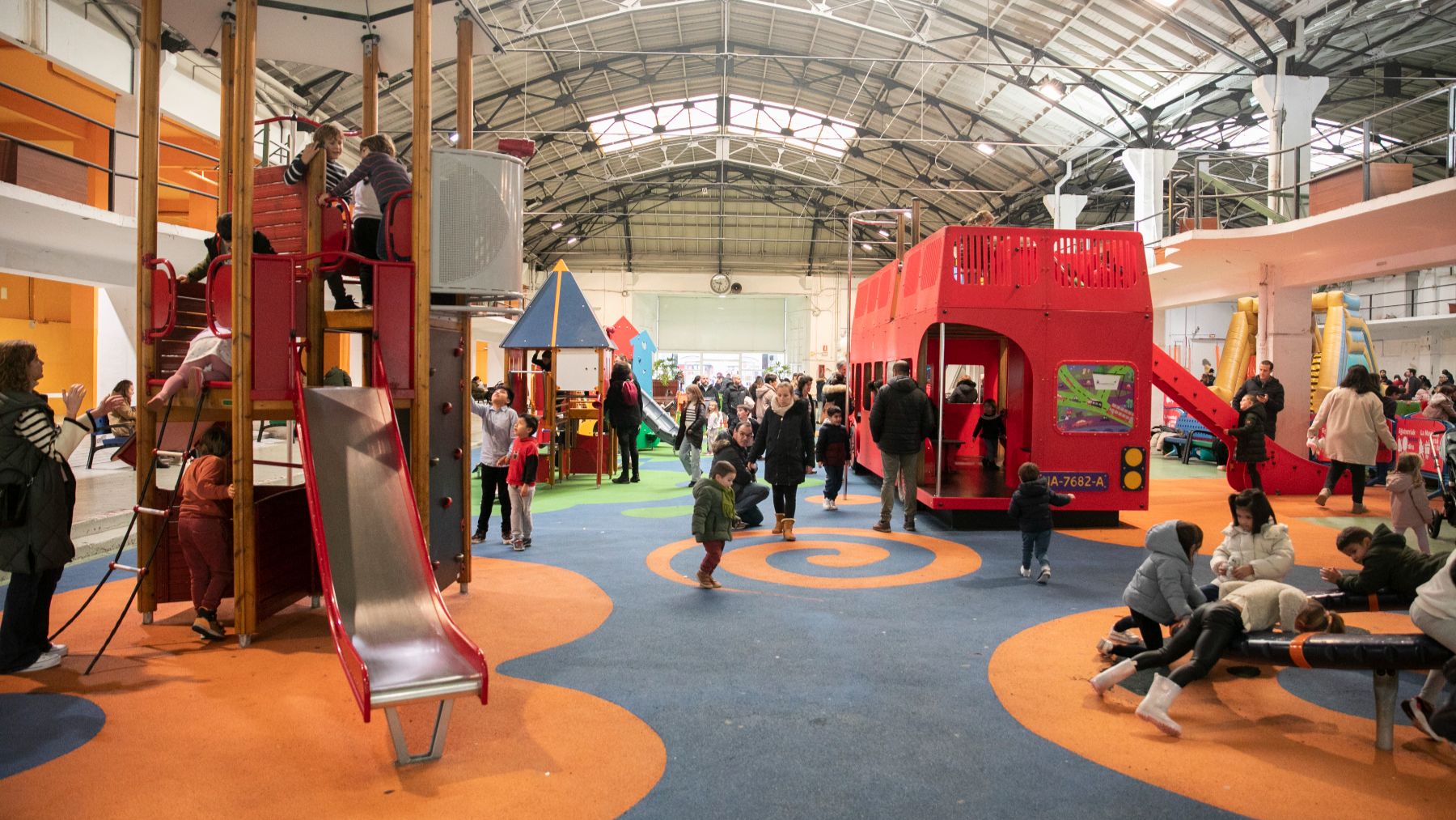 La antigua estación de autobuses de Pamplona se convierte en el paraíso de los niños con muchos juegos