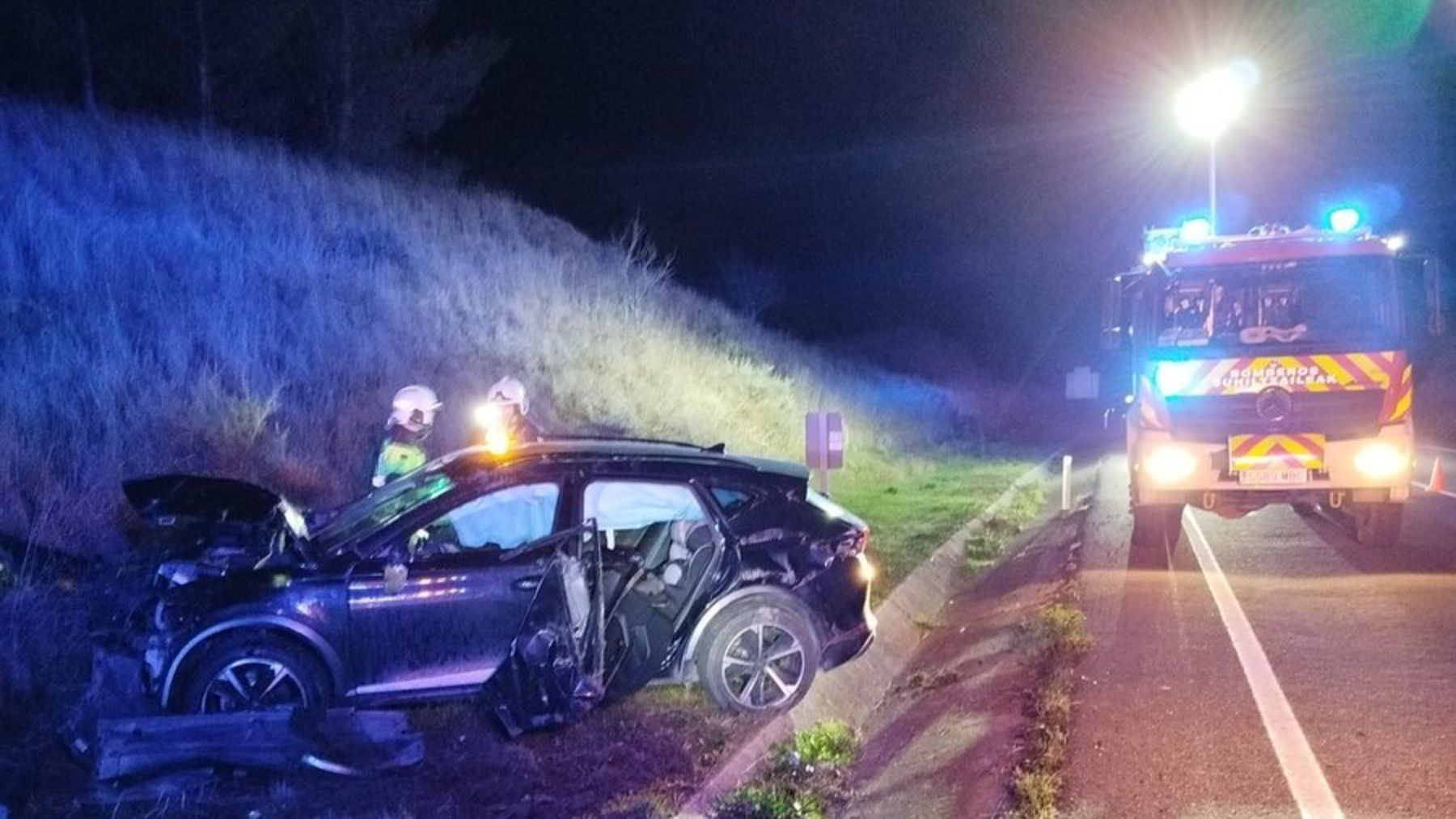 Un aparatoso accidente con vuelco en Navarra deja a un hombre de 37 años herido