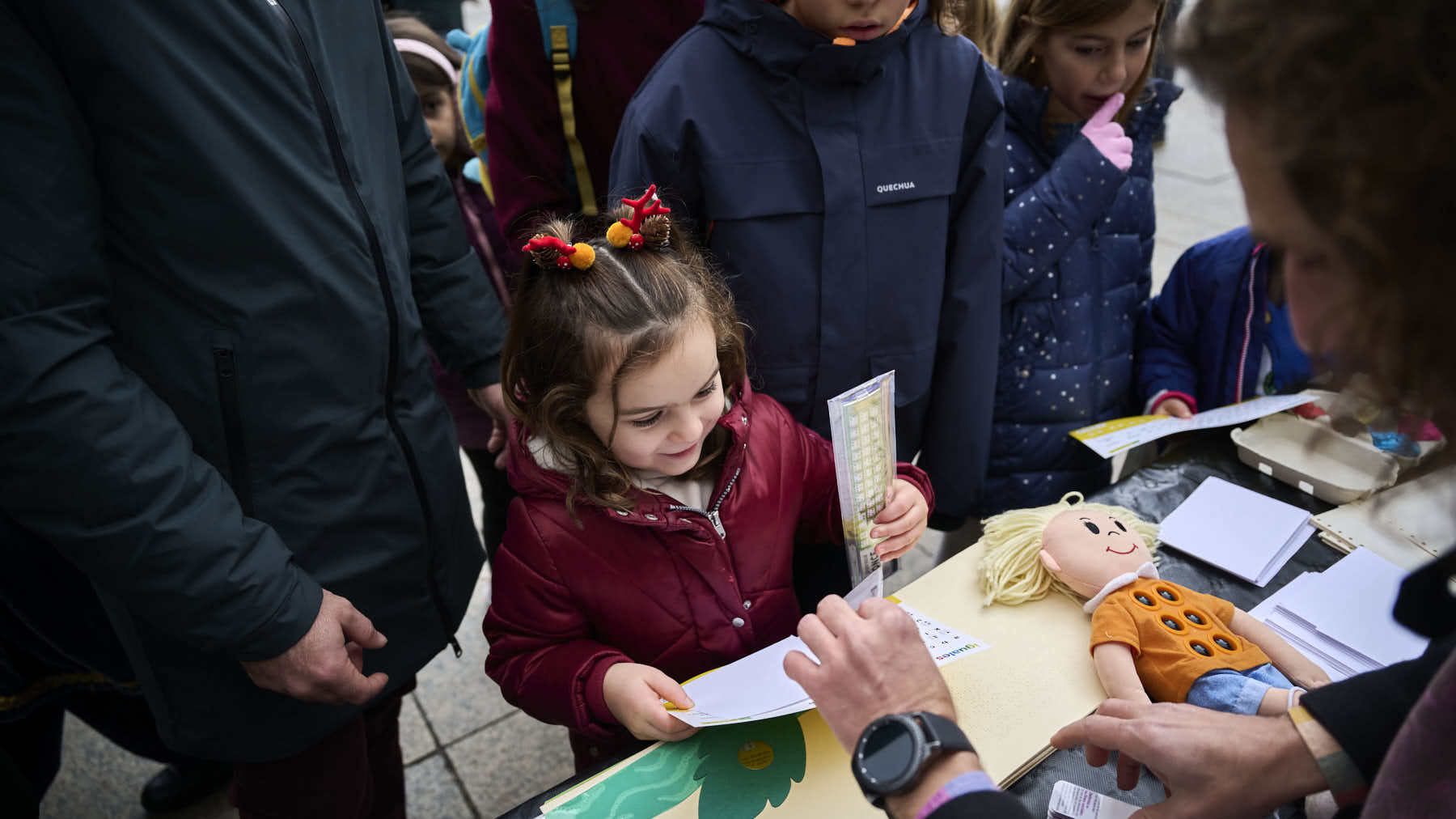 La ONCE informa en la recepci&oacute;n de cartas a los Reyes Magos en Pamplona, con una actividad divulgativa y participativa que pone en valor el sistema de lectoescritura braille, coincidiendo con la celebraci&oacute;n de su 200 aniversario. PABLO LASAOSA