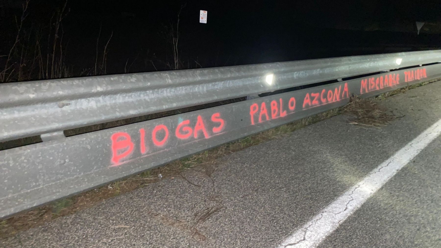 Geroa Bai denuncia una pintada contra Pablo Azcona en el quitamiedos de una carretera de Navarra