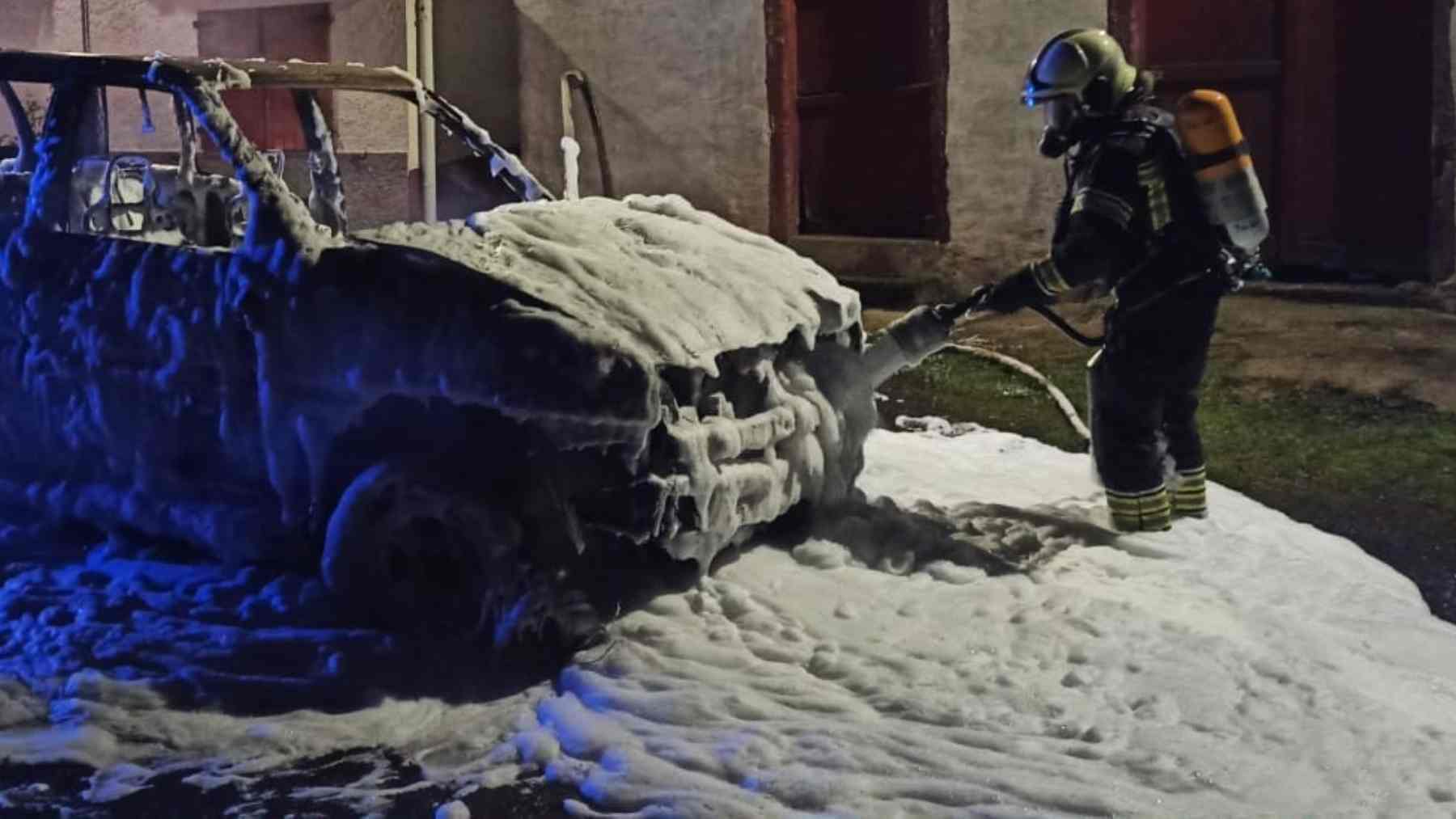 Arde un coche en una carretera navarra y el conductor acaba trasladado al hospital