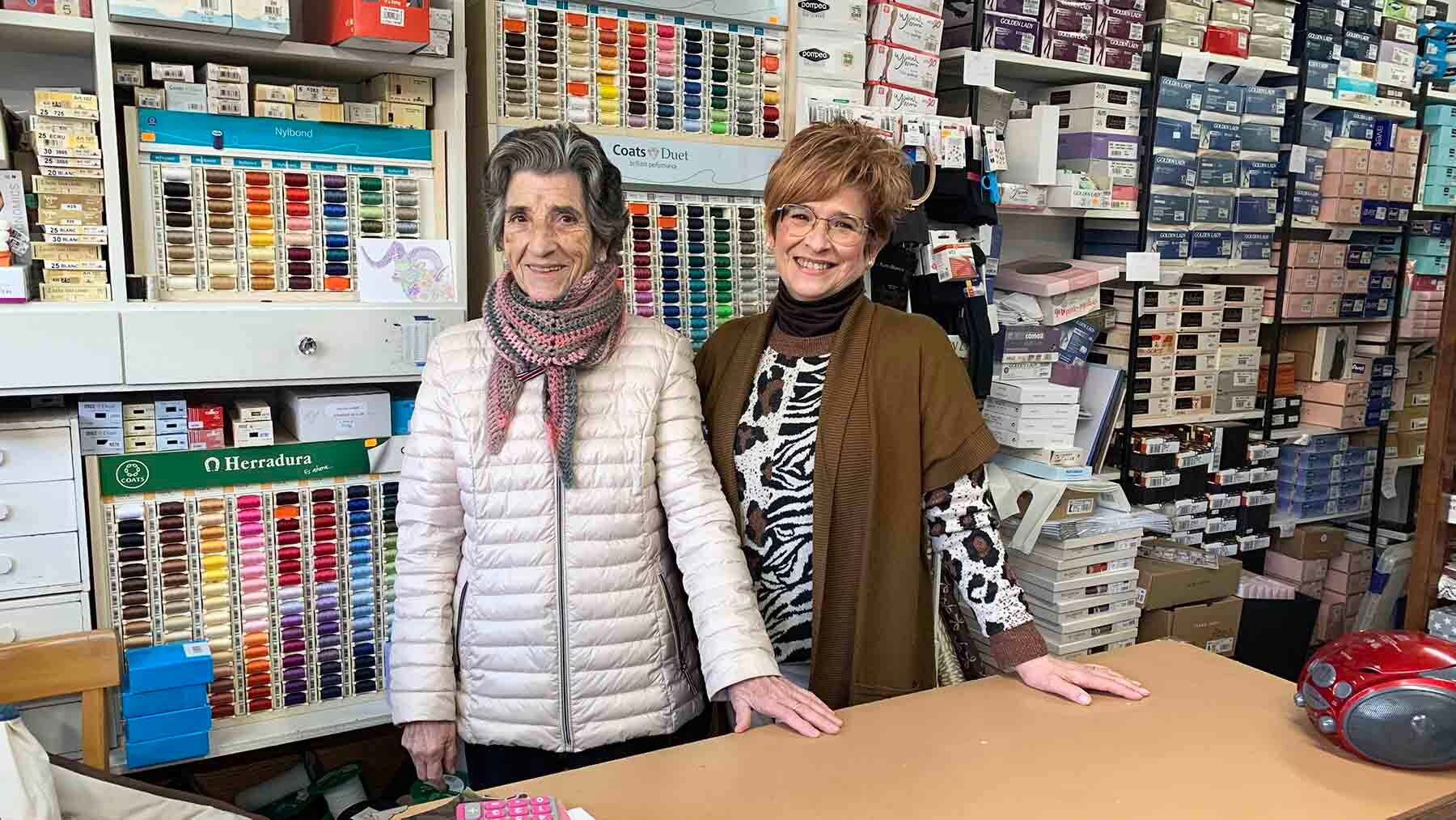 Madre e hija en la última mercería que resiste en un pueblo de Navarra: “Lo veo más como un servicio”