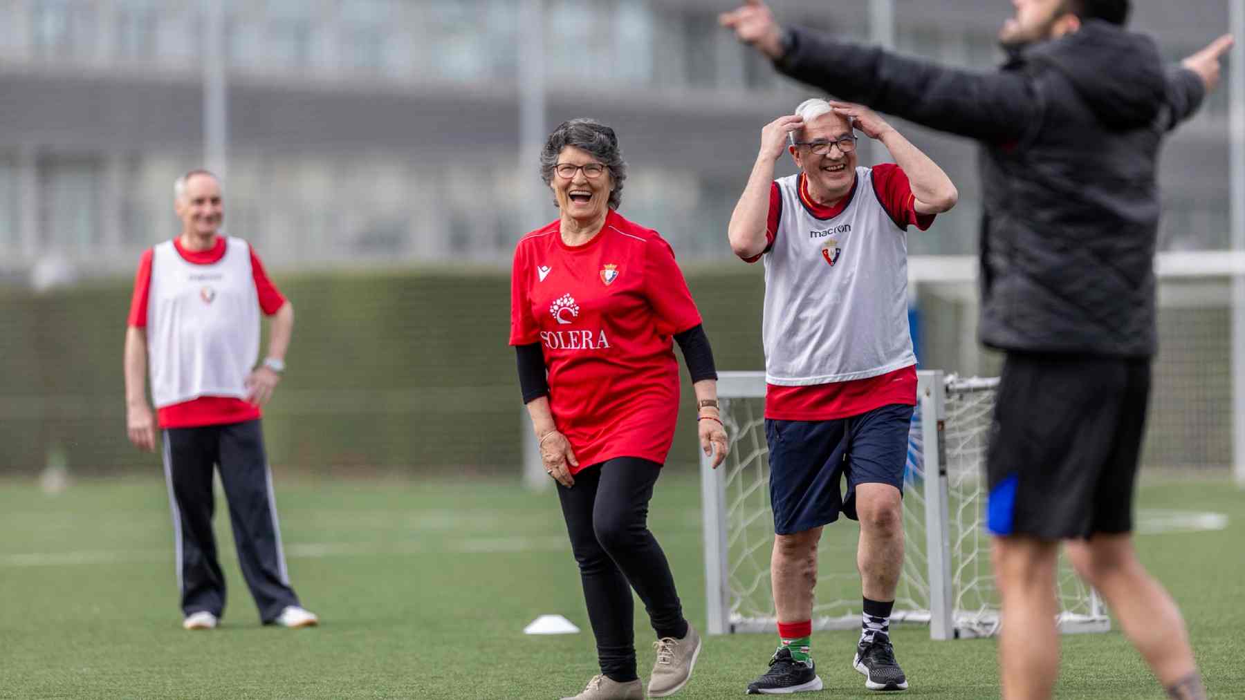 El plan de Osasuna que engancha a los mayores: fútbol andando, camiseta rojilla y una liguilla en Tajonar