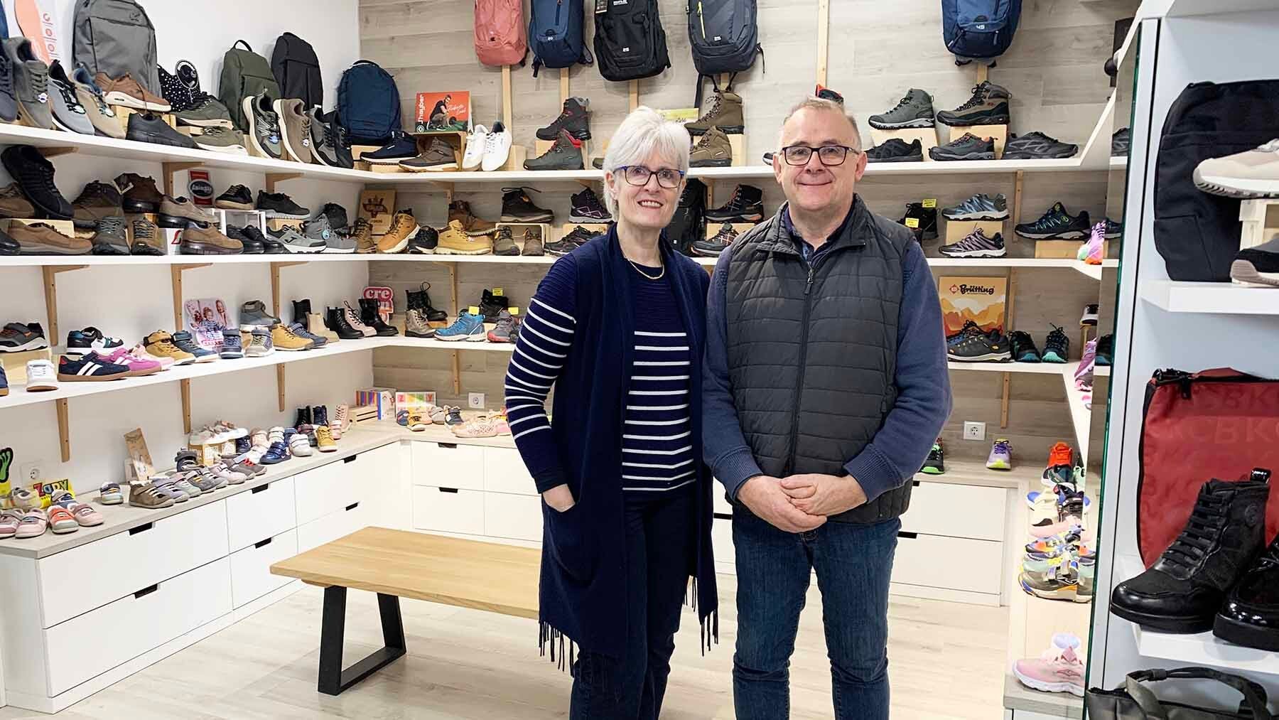 La pareja que mantiene viva una zapatería centenaria en un pueblo de Navarra: 