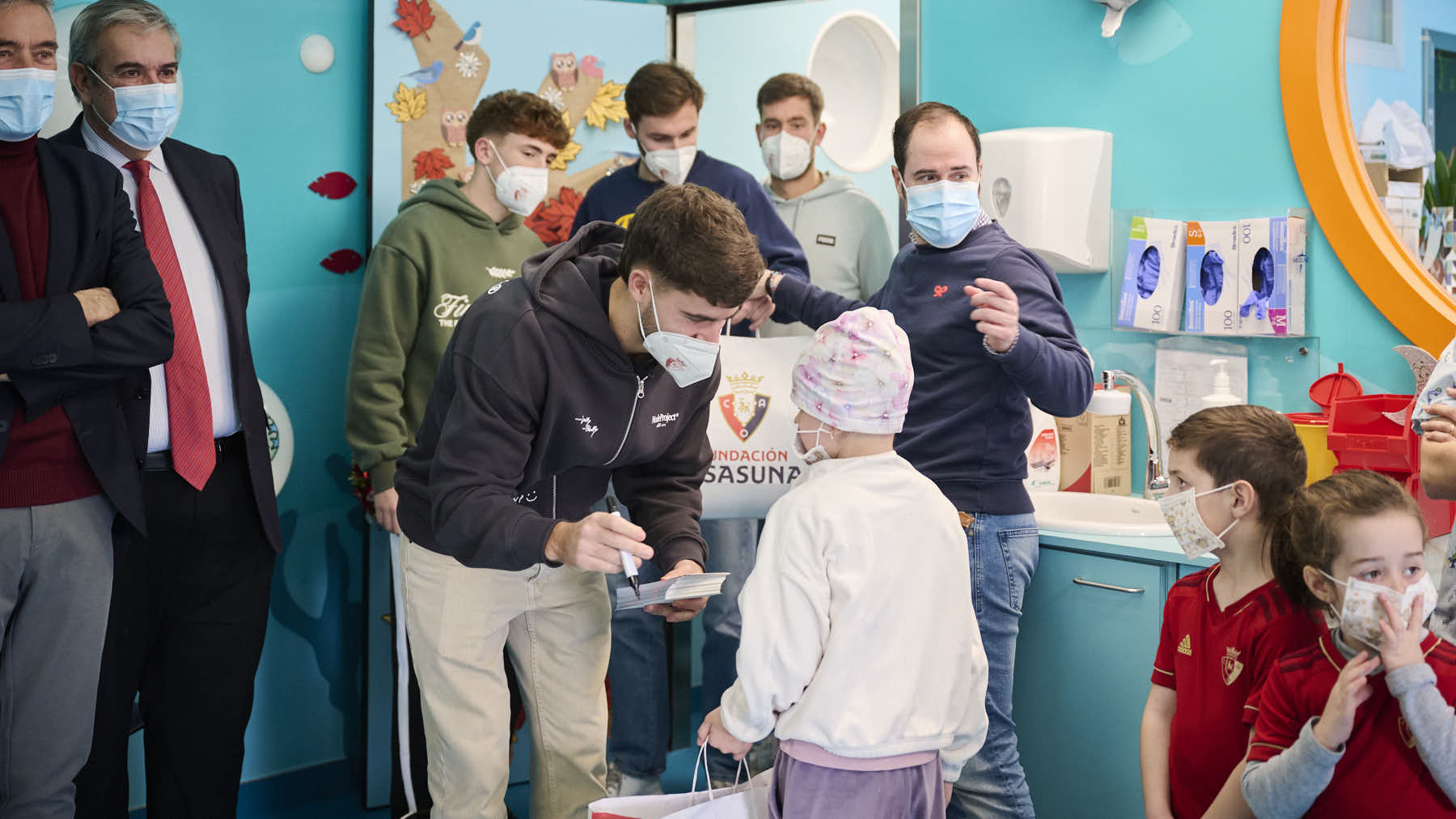 Jugadores y jugadoras de Osasuna realizan la tradicional visita a los ni&ntilde;os y ni&ntilde;as del Hospotal Universitario de Navarra. PABLO LASAOSA
