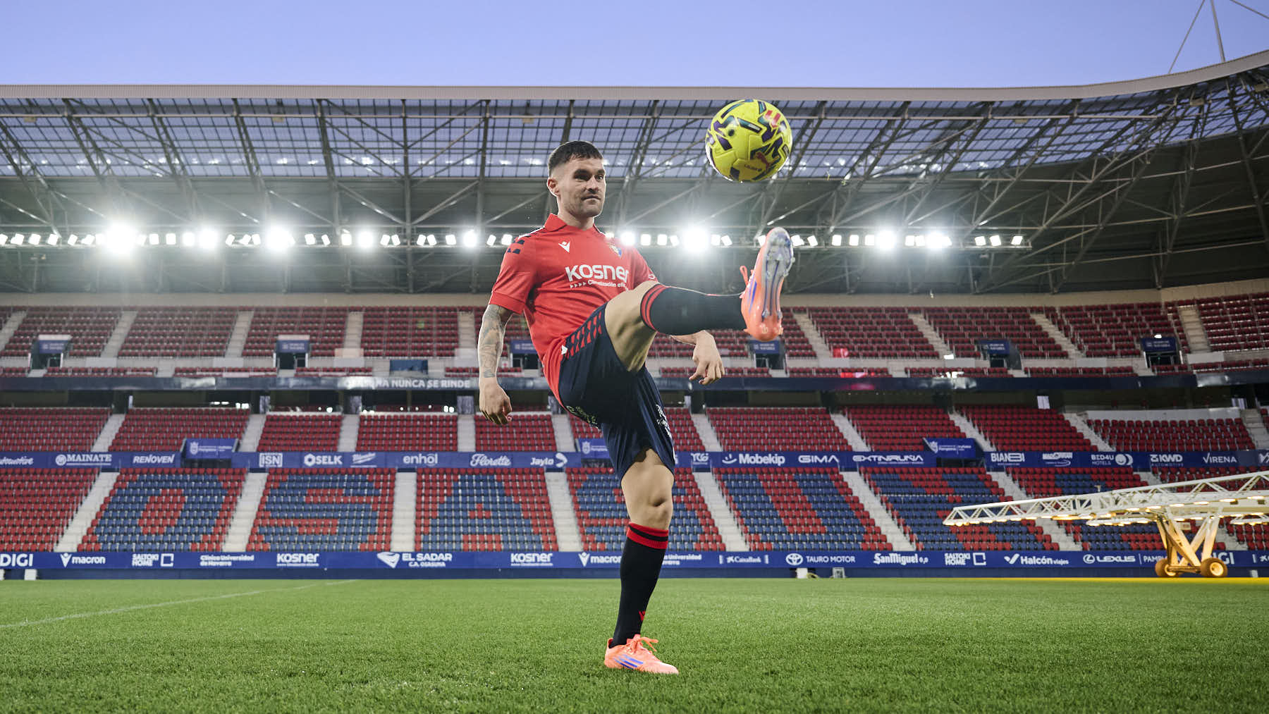 Presentaci&oacute;n de Javi Gal&aacute;n, nuevo jugador de Osasuna para lo que queda de temporada 2025/2026. PABLO LASAOSA