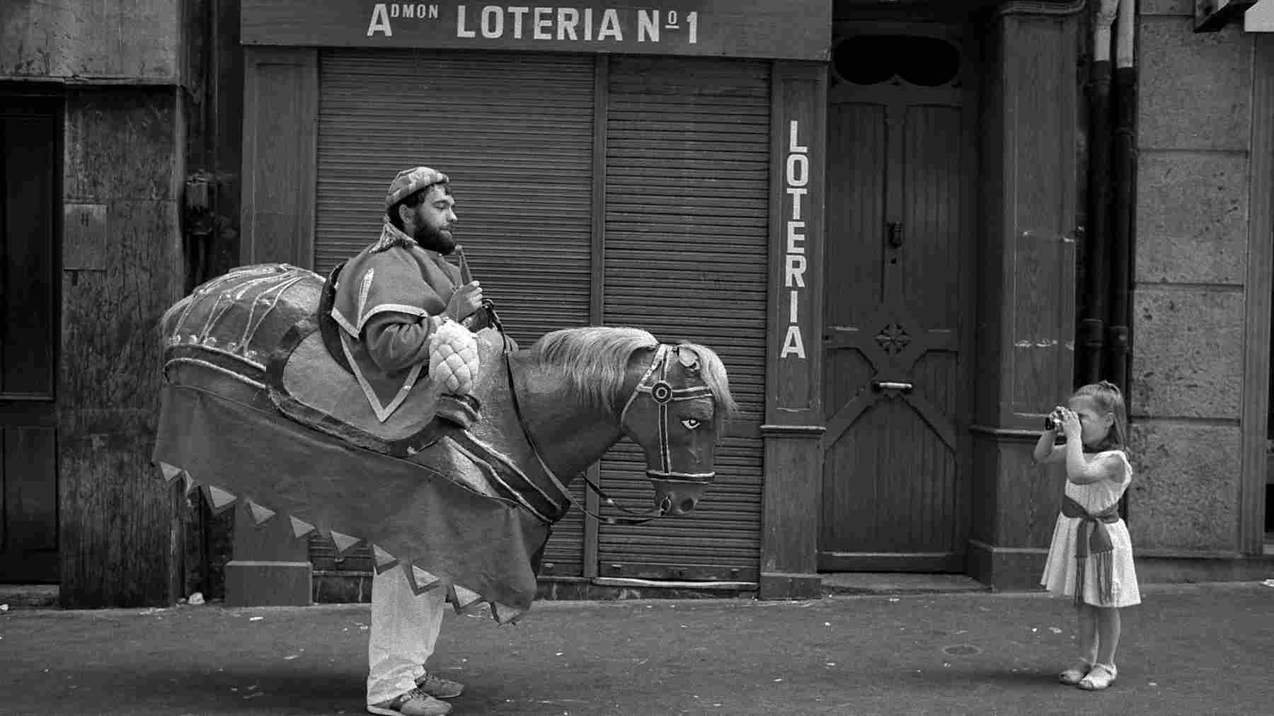 La fotógrafa y el zaldiko. ca. 1986. (Foto Jaime Martín, cortesía del autor)