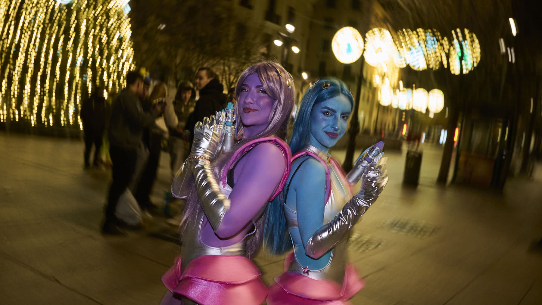 Miles de personas celebran la Nochevieja 2025 en Pamplona disfraz&aacute;ndose y animando las calles. PABLO LASAOSA