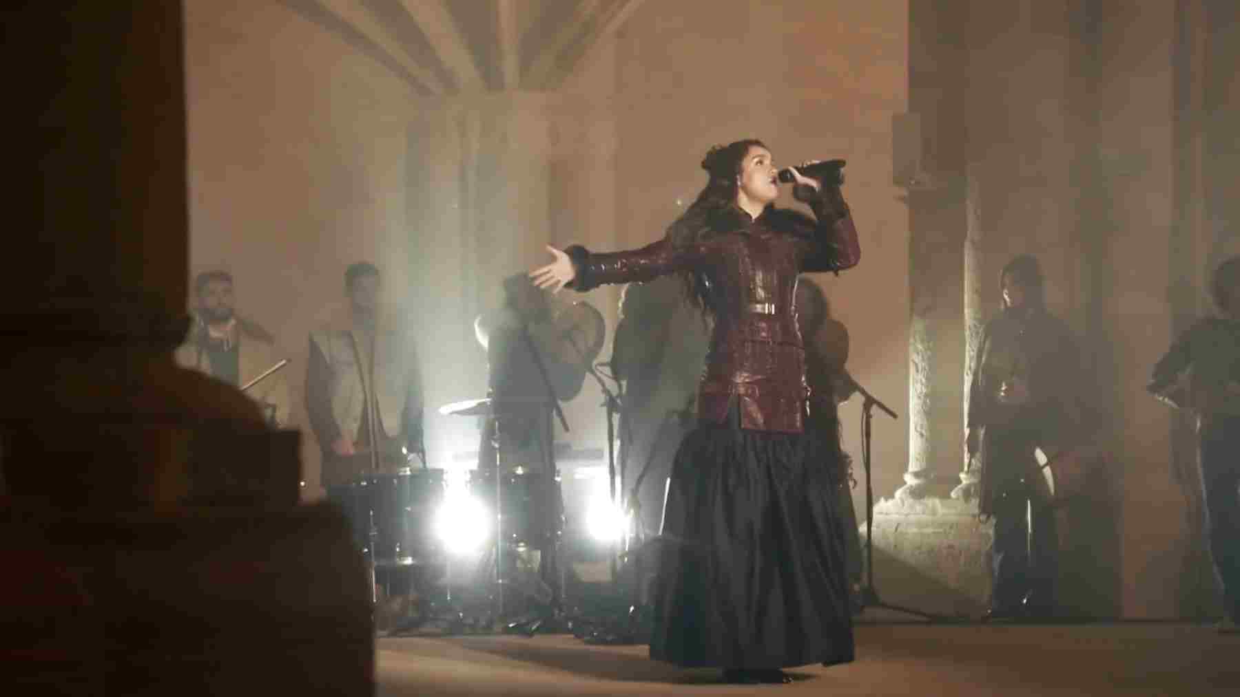 VÍDEO | Amaia convierte el Monasterio de Irache en escenario y conquista la Nochevieja de RTVE con ‘Aralar’