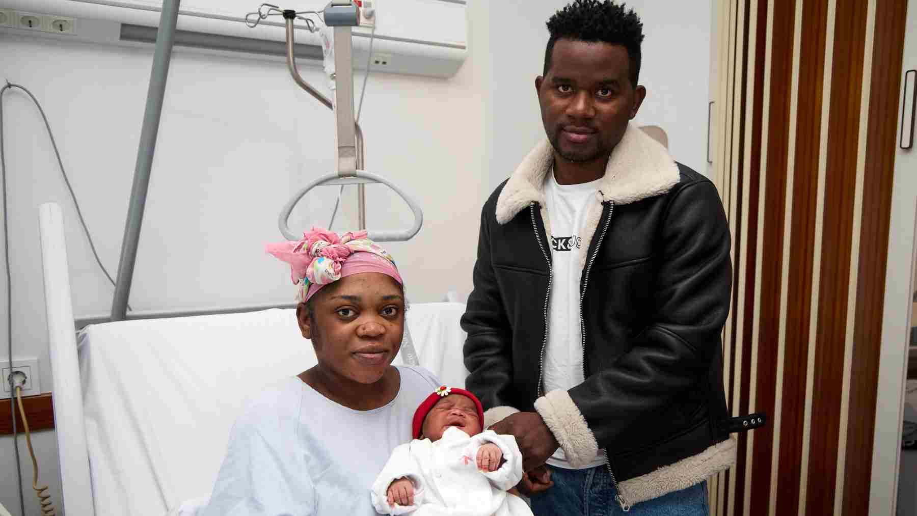 Dieciséis horas de parto esperando a Salomé, la primera bebé navarra del año: “En mi país significa bendición”