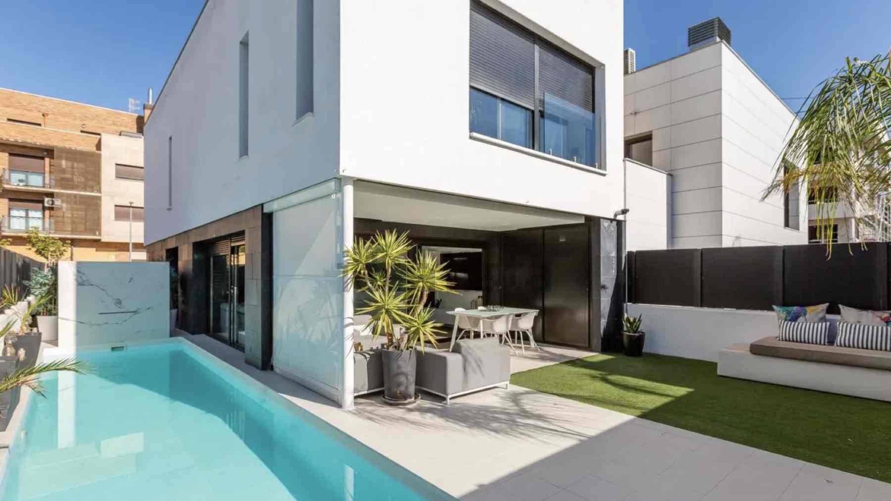 El exclusivo chalet de revista que se vende en Navarra con jardín y piscina