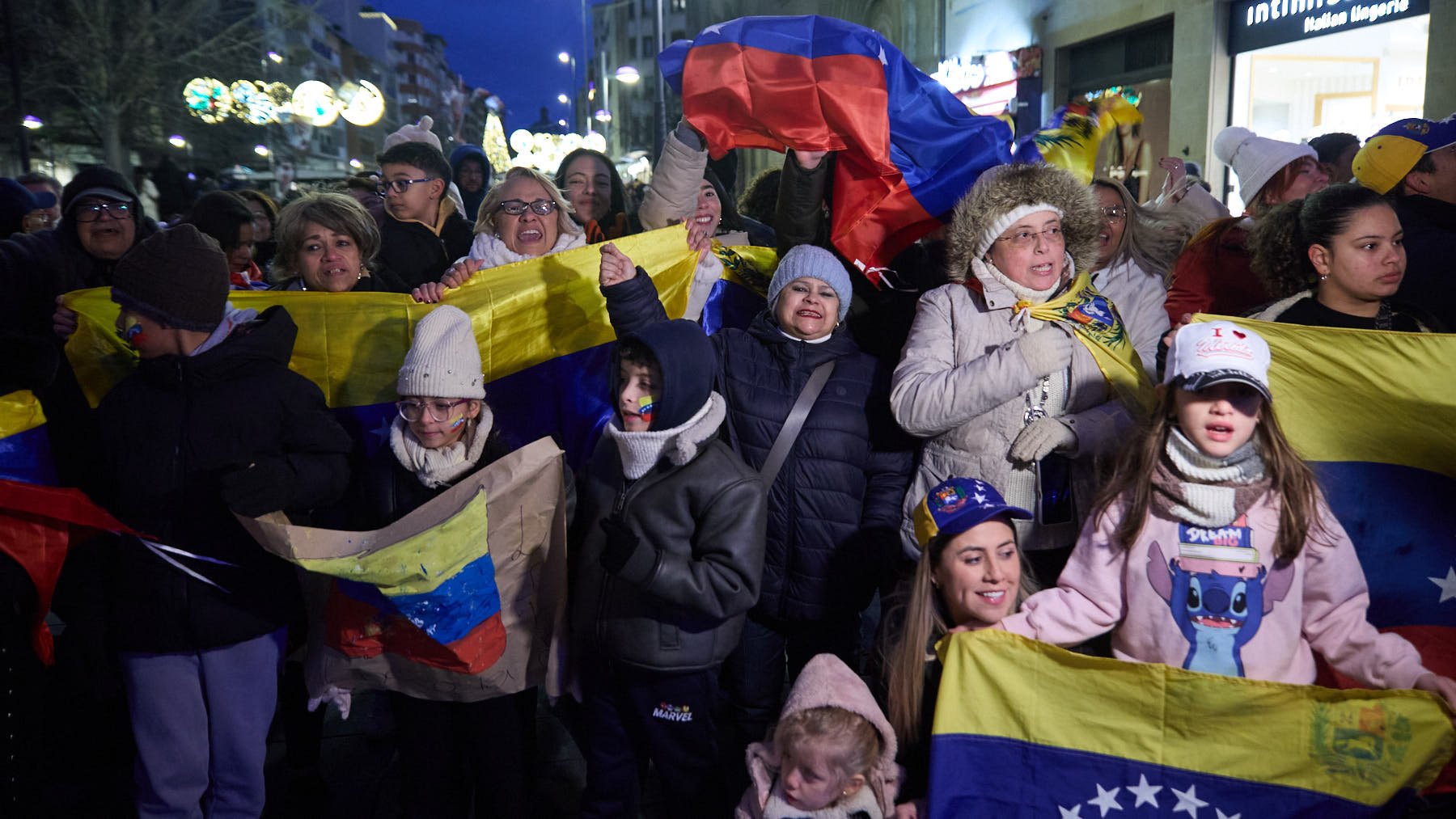 “Ya cayó”: la concentración de venezolanos en Pamplona que ha estallado de alegría por el fin de Maduro