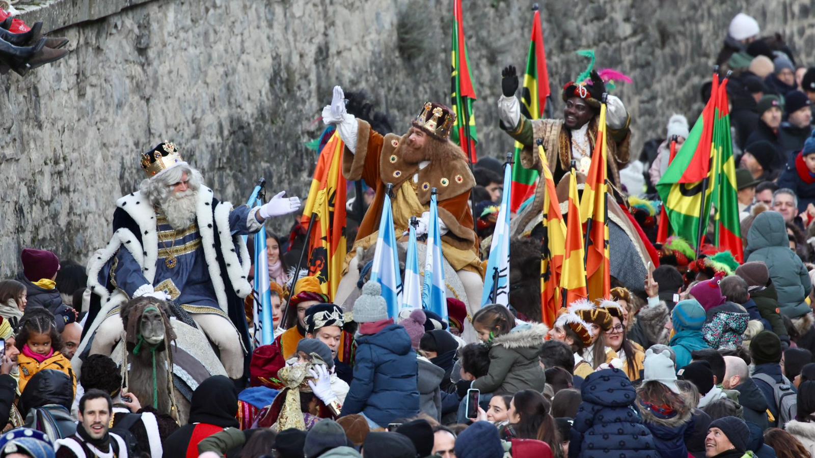 Los Reyes Magos acceden a Pamplona por el Portal de Fracia. &Iacute;&Ntilde;IGO ALZUGARAY