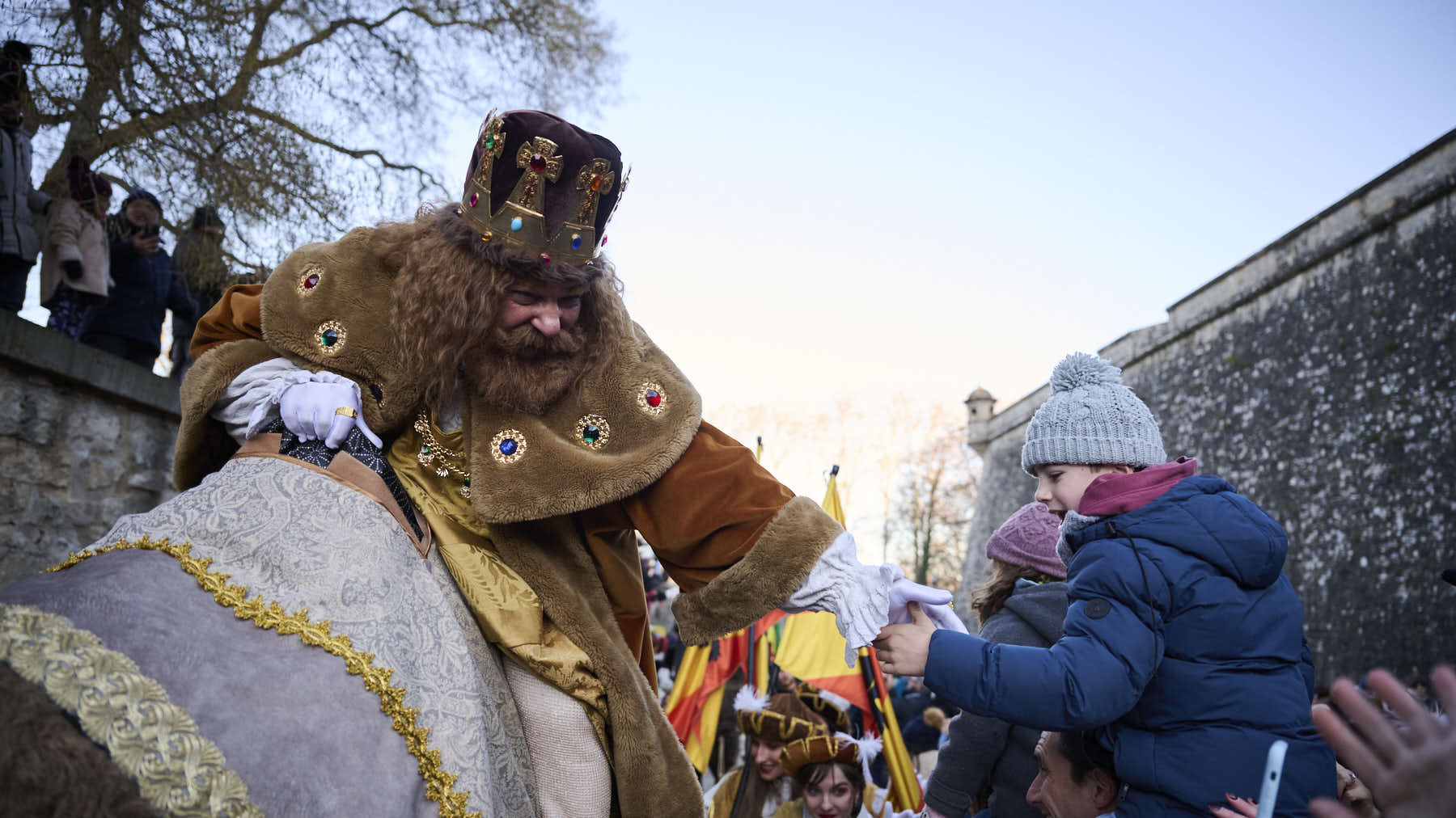 Los Reyes Magos llegan a Pamplona por el Portal de Francia en la cabalgata de 2026. PABLO LASAOSA