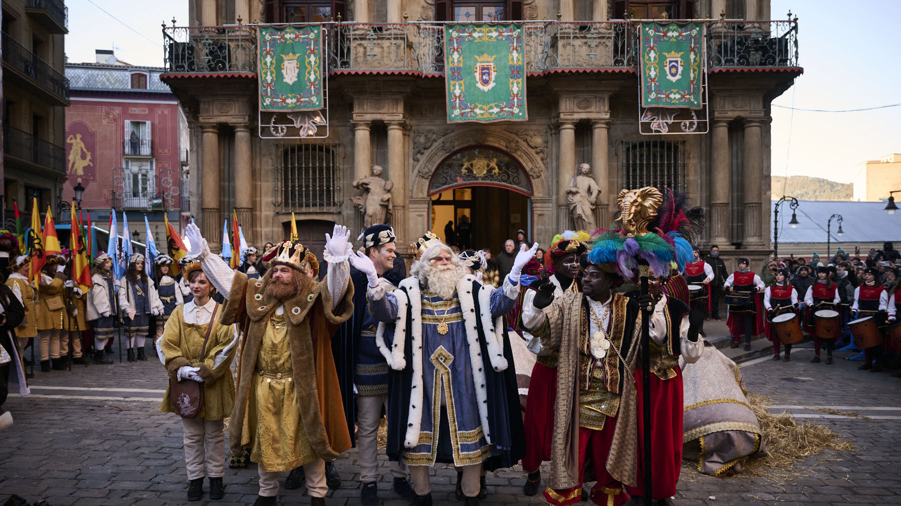 La Asociación de la Cabalgata de los Reyes Magos recibe el Pañuelo de Pamplona en el centenario de su gran evento