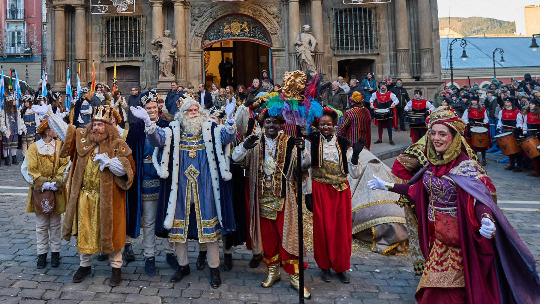 VÍDEO | La Policía Foral acompaña a los Reyes Magos en su parada más especial en Pamplona