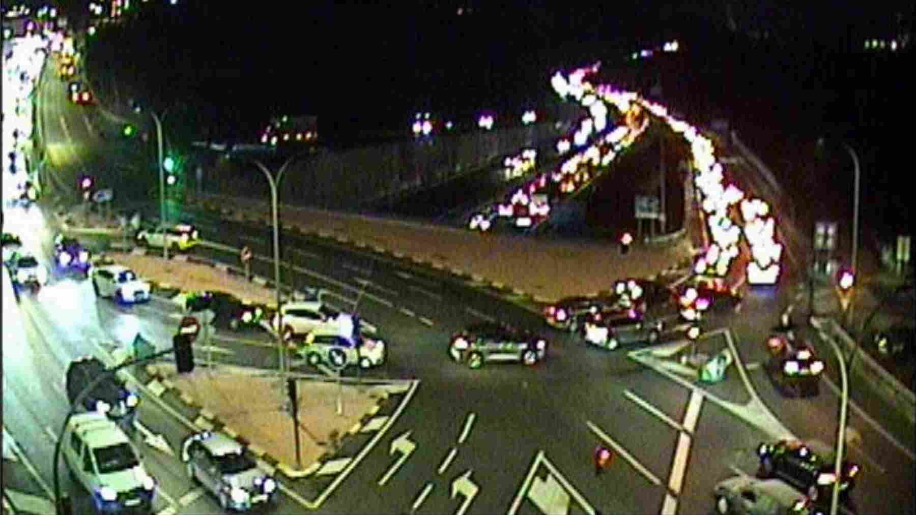 Un accidente con heridos en la variante de Pamplona provoca atascos kilométricos en plena hora punta