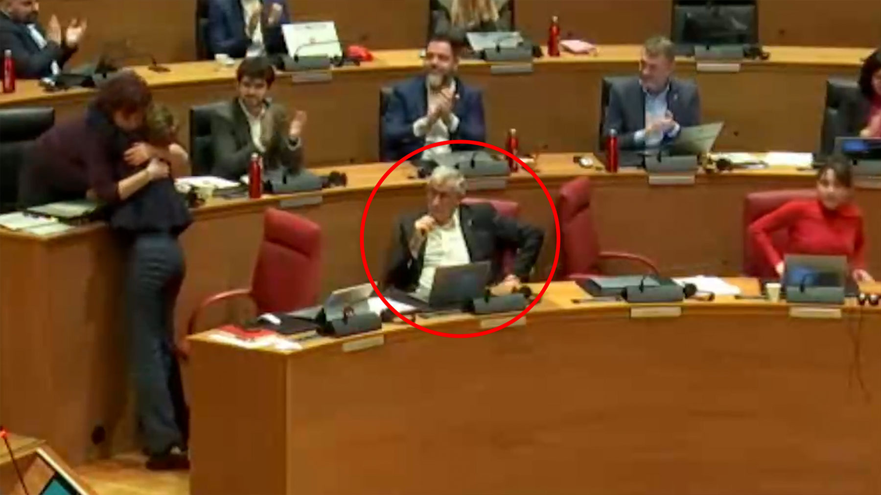 El vídeo del desplante de Taberna a Chivite que selló su salida: todos la aplauden menos él