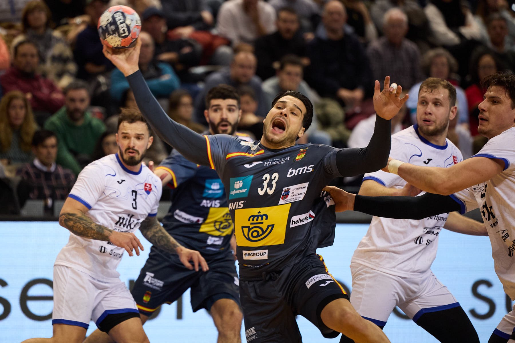 Partido de balonmano entre Espa&ntilde;a y Eslovaquia en el pabell&oacute;n Navarra Arena de Pamplona. I&Ntilde;IGO ALZUGARAY