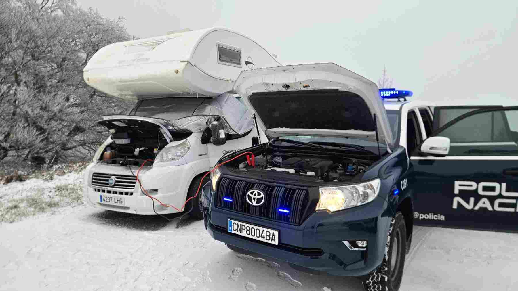 La Policía Nacional rescata en Navarra a una familia con dos niños atrapada en la nieve con su autocaravana